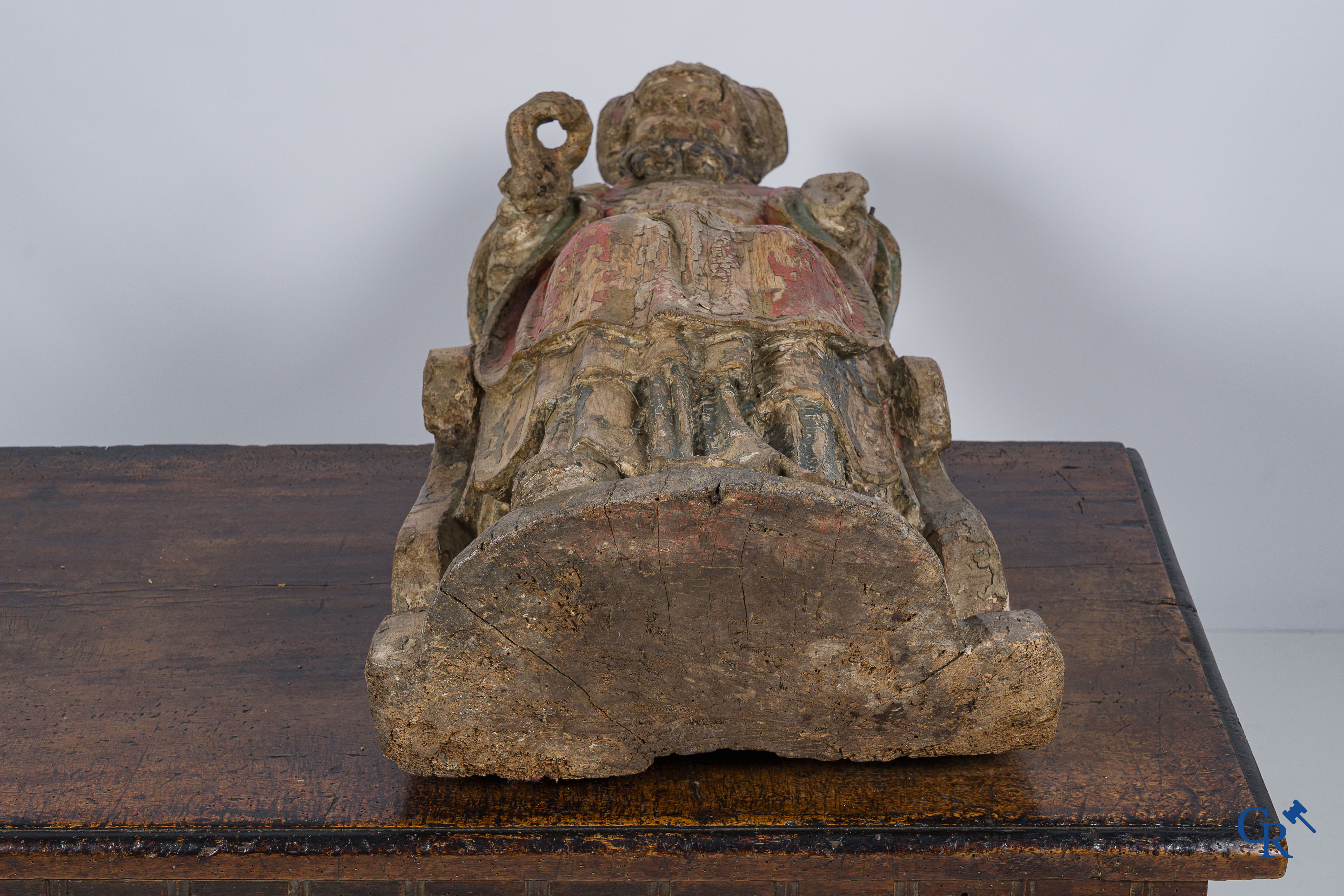 Grote voorstelling van een bisschop in cathedra. Gesculpteerd en gepolychromeerd lindenhout. 17e eeuw.