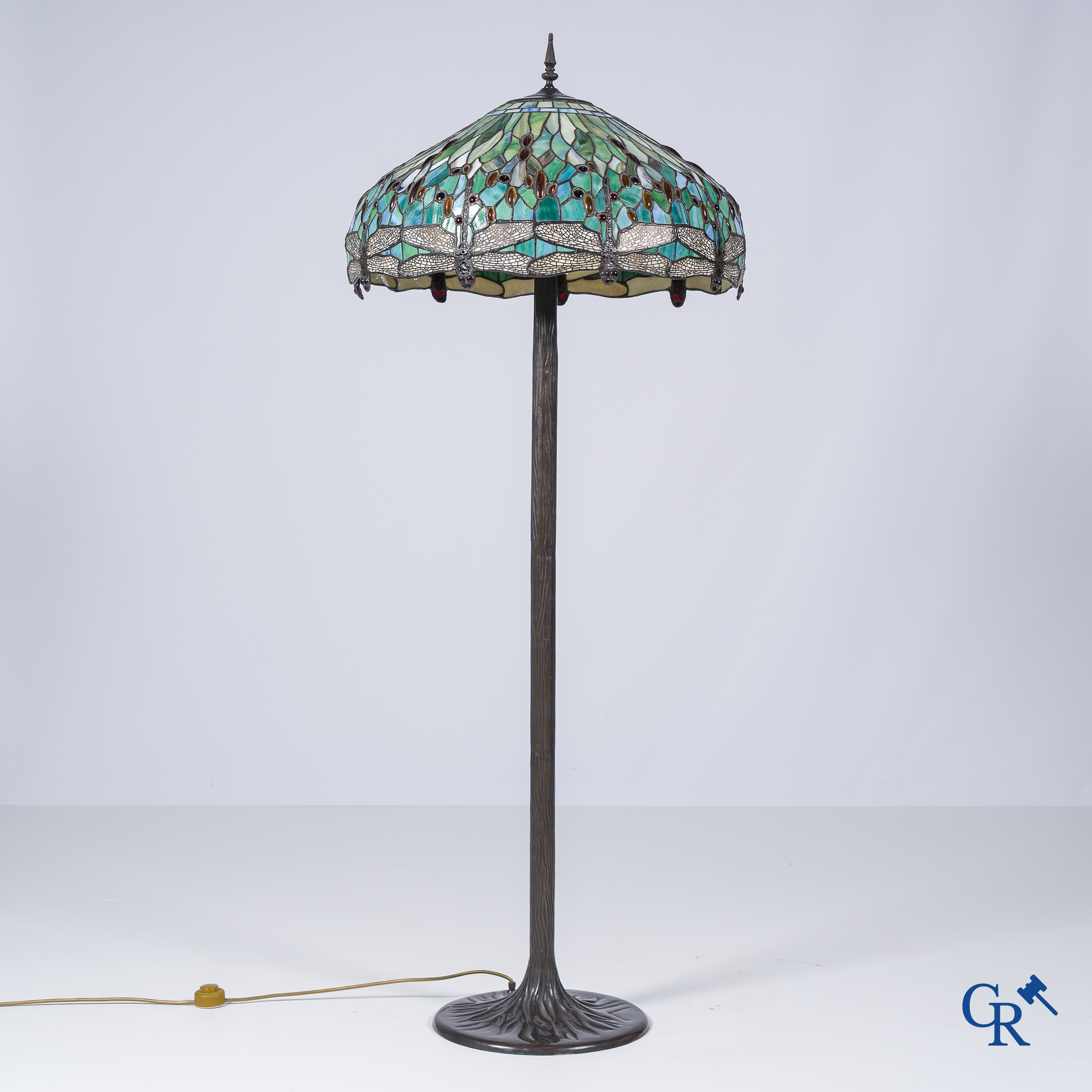 Staande lamp in brons en glas in lood met libellules. Tiffany stijl. 20ste eeuw.