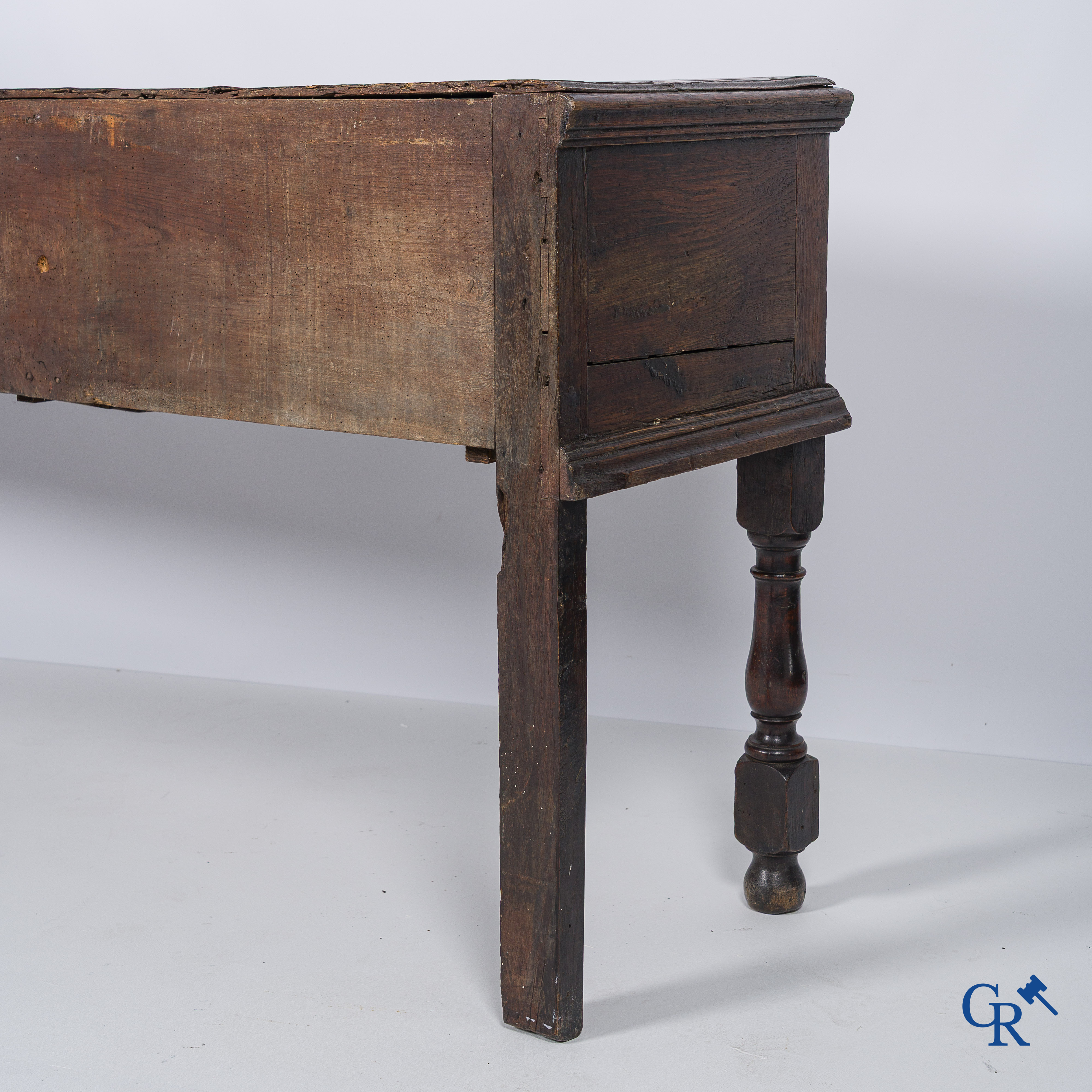 Meubilair. Antieke Engelse eiken dressoir of sideboard met 3 laden. Engeland, circa 1740.