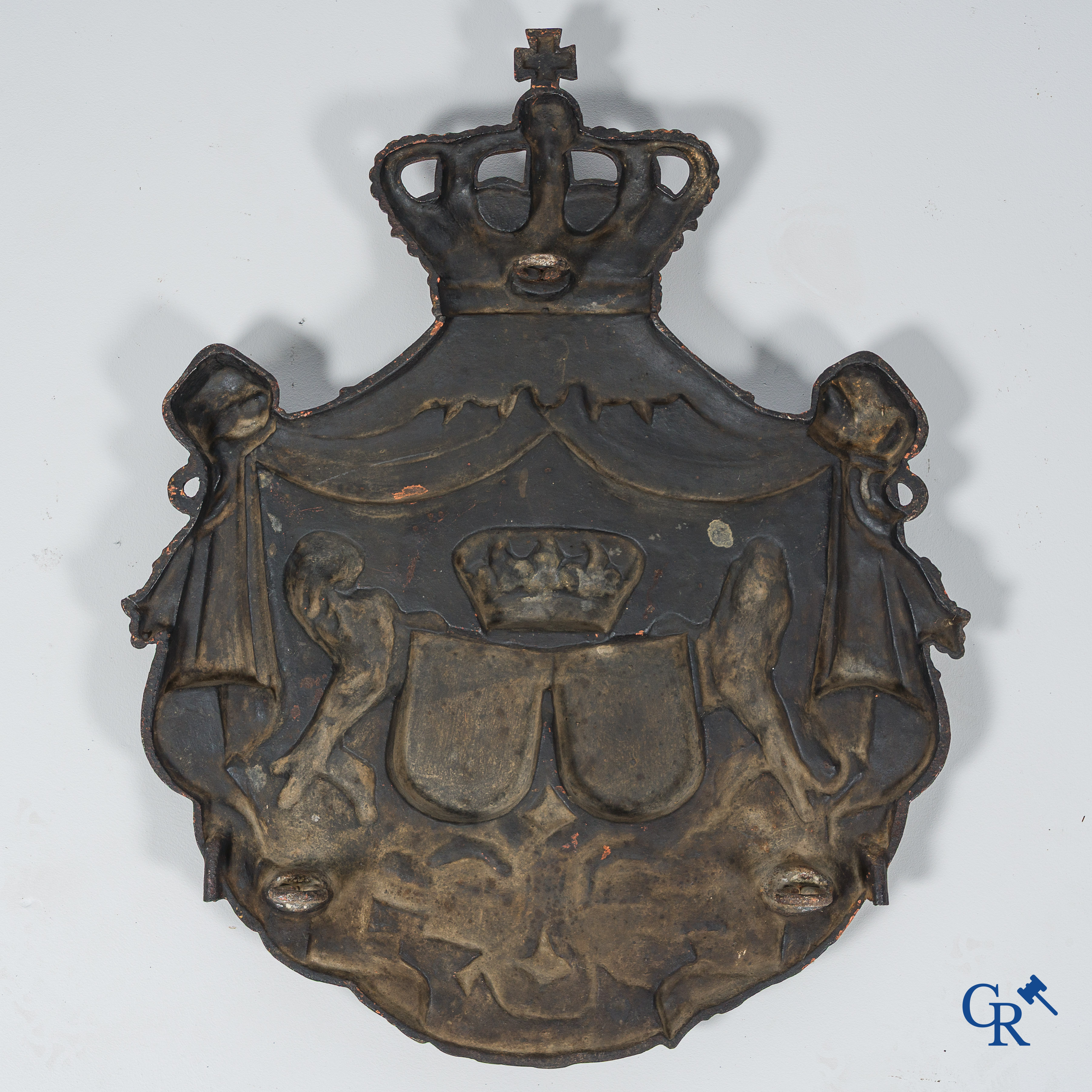 Uitzonderlijk Koninklijk Wapenschild in verguld en gepolychromeerd gietijzer. Nederland 19 de eeuw.