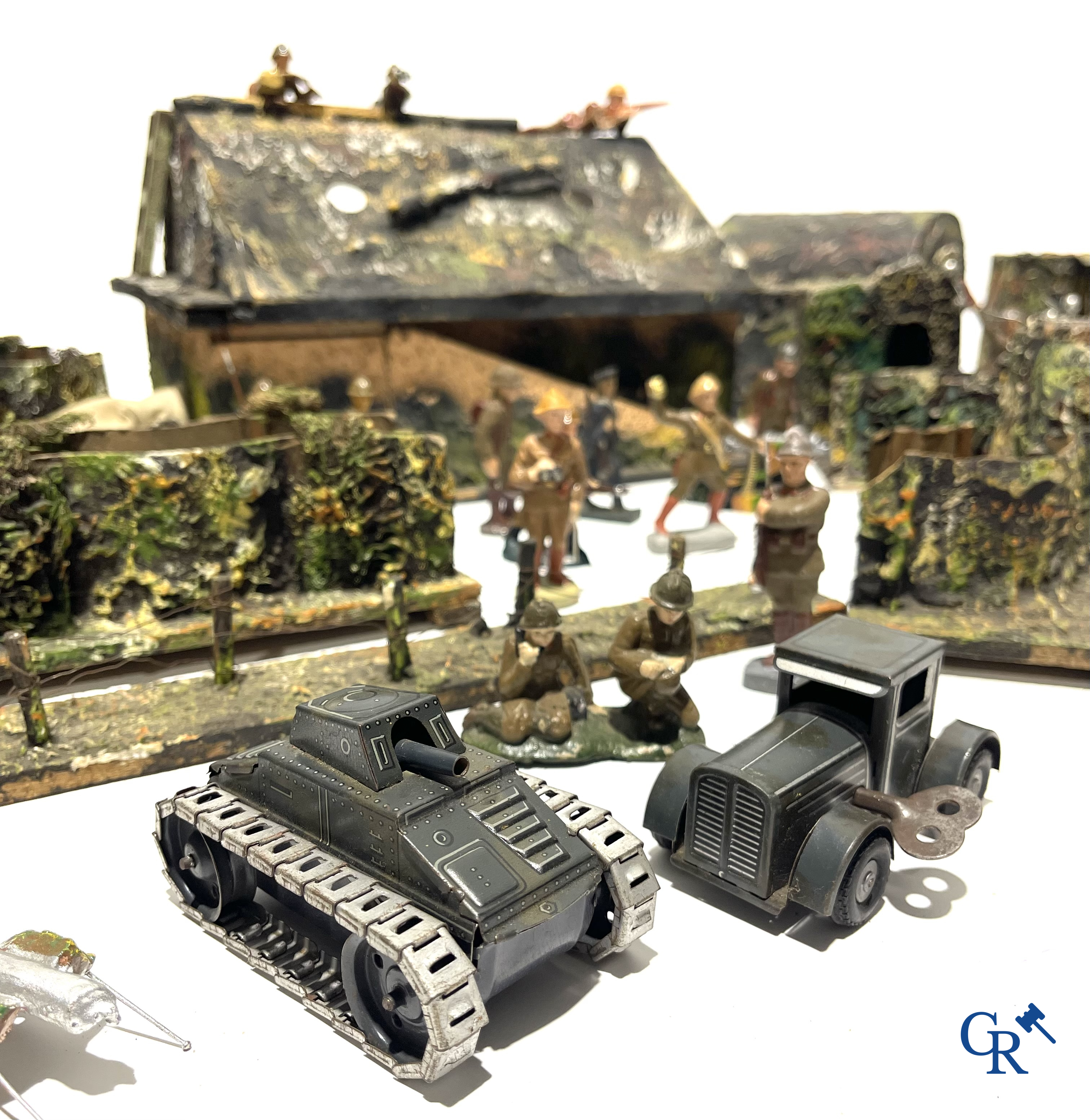 Groot lot militair speelgoed. Gamma tanks, figuren in composiet, bunkers, loopgraven, veldhospitaal, enz. Jaren '30-'40.