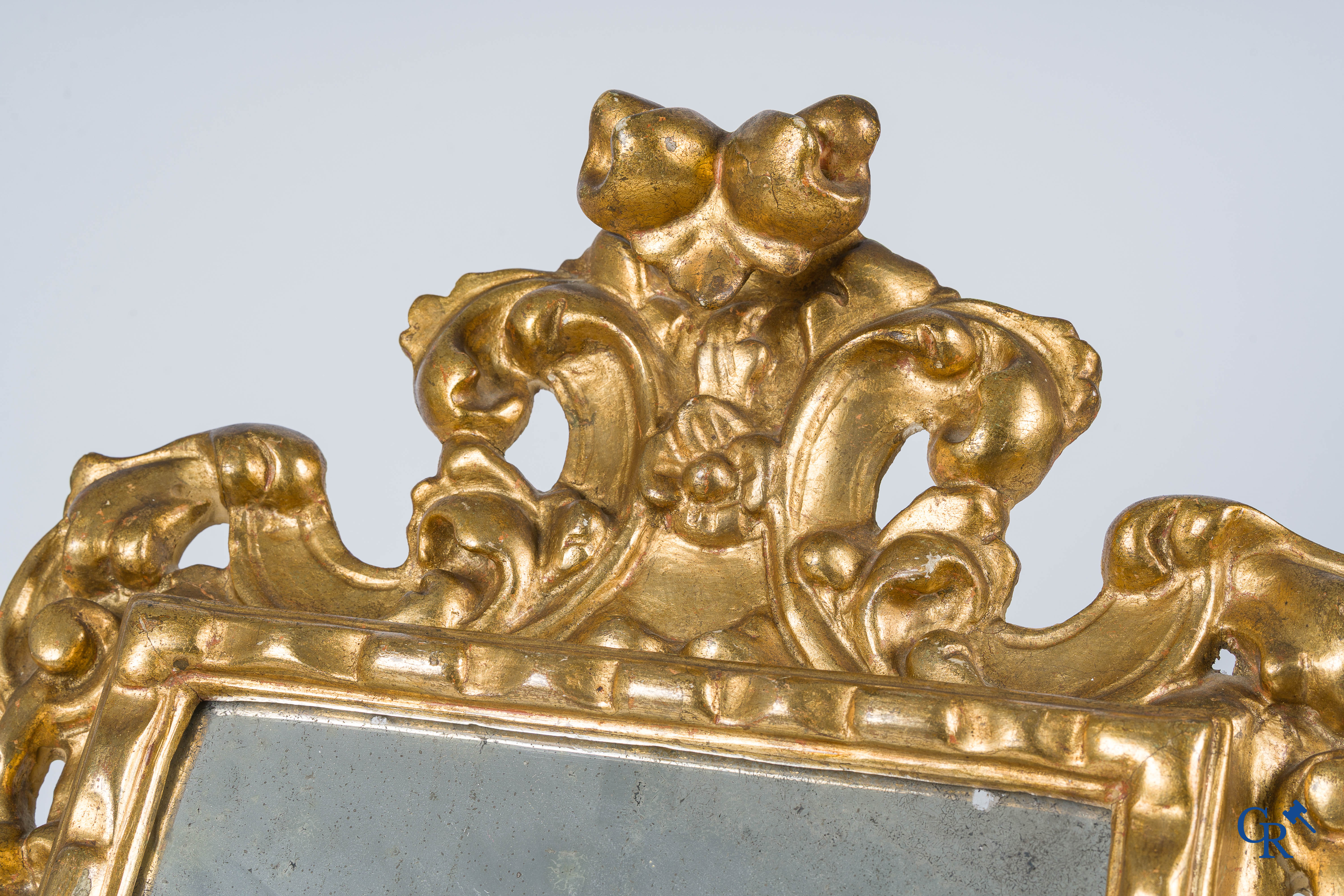 Hout gesculpteerde en vergulde spiegel. Italië, Venetiaans of Florentijns werk. 19e eeuw.