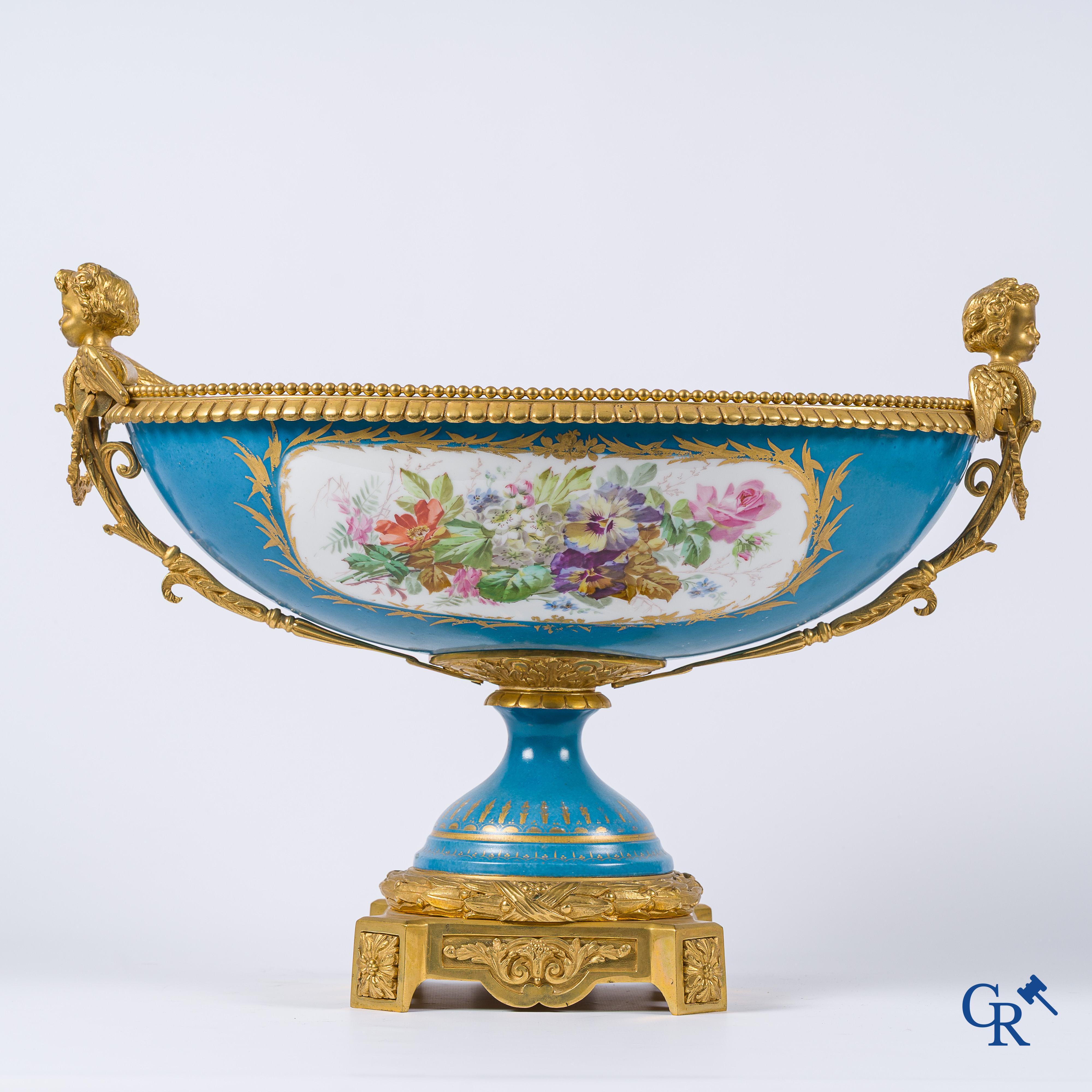 Sèvres. Imposante milieu de table in Sèvres porselein met vergulde bronzen monturen. LXVI-stijl, circa 1900.