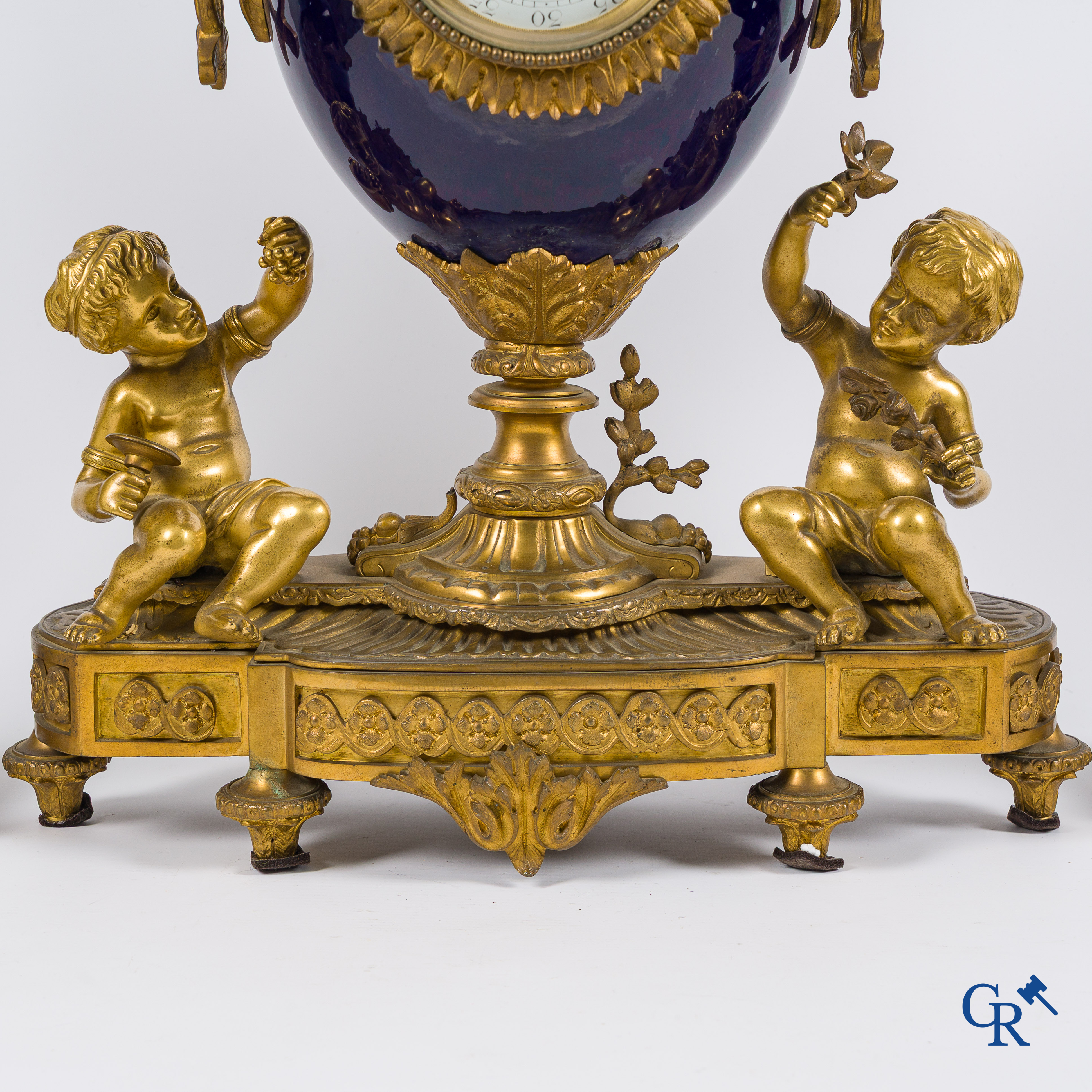 Luppens Bruxelles. 3-delige schouwgarnituur in brons en kobalt blauw porselein. Circa 1900.