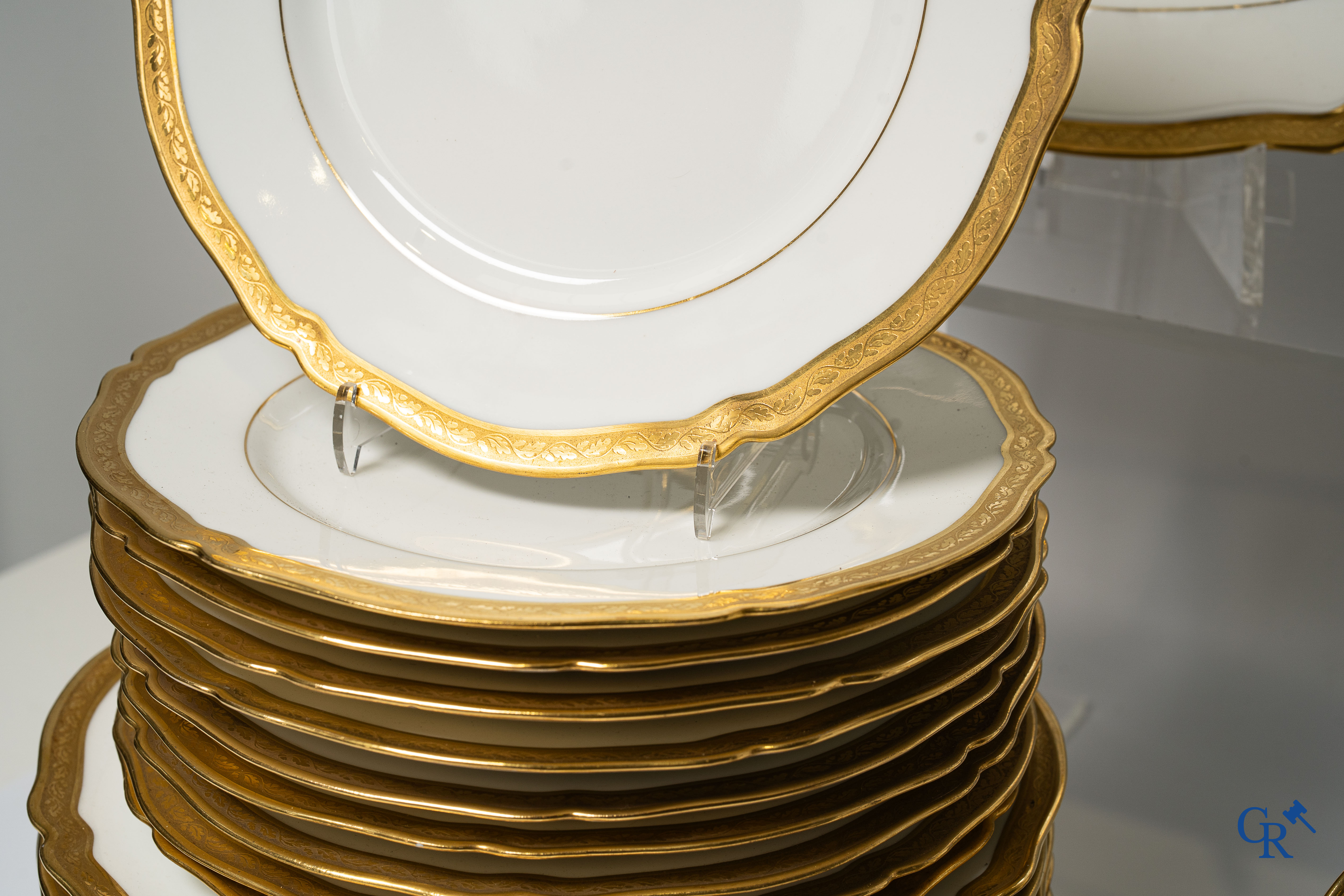 Limoges France Unique. Uitgebreid eetservies in wit porselein met verhoogde vergulding. Ong. 85 stuks.