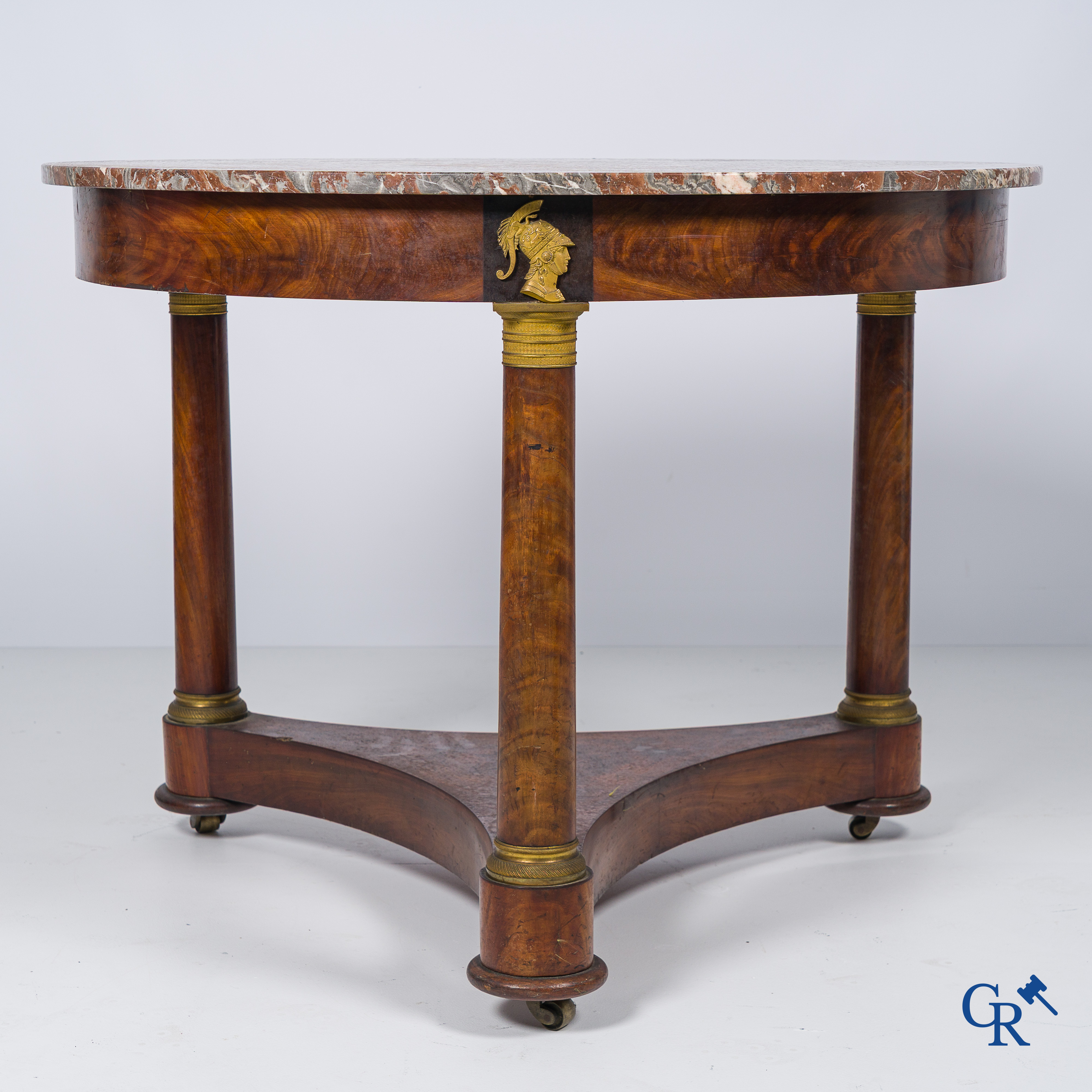 Empire. Grote guéridon in mahoniehout fineer met fijn geciseleerde en vergulde bronzen. Frankrijk, circa 1810.
