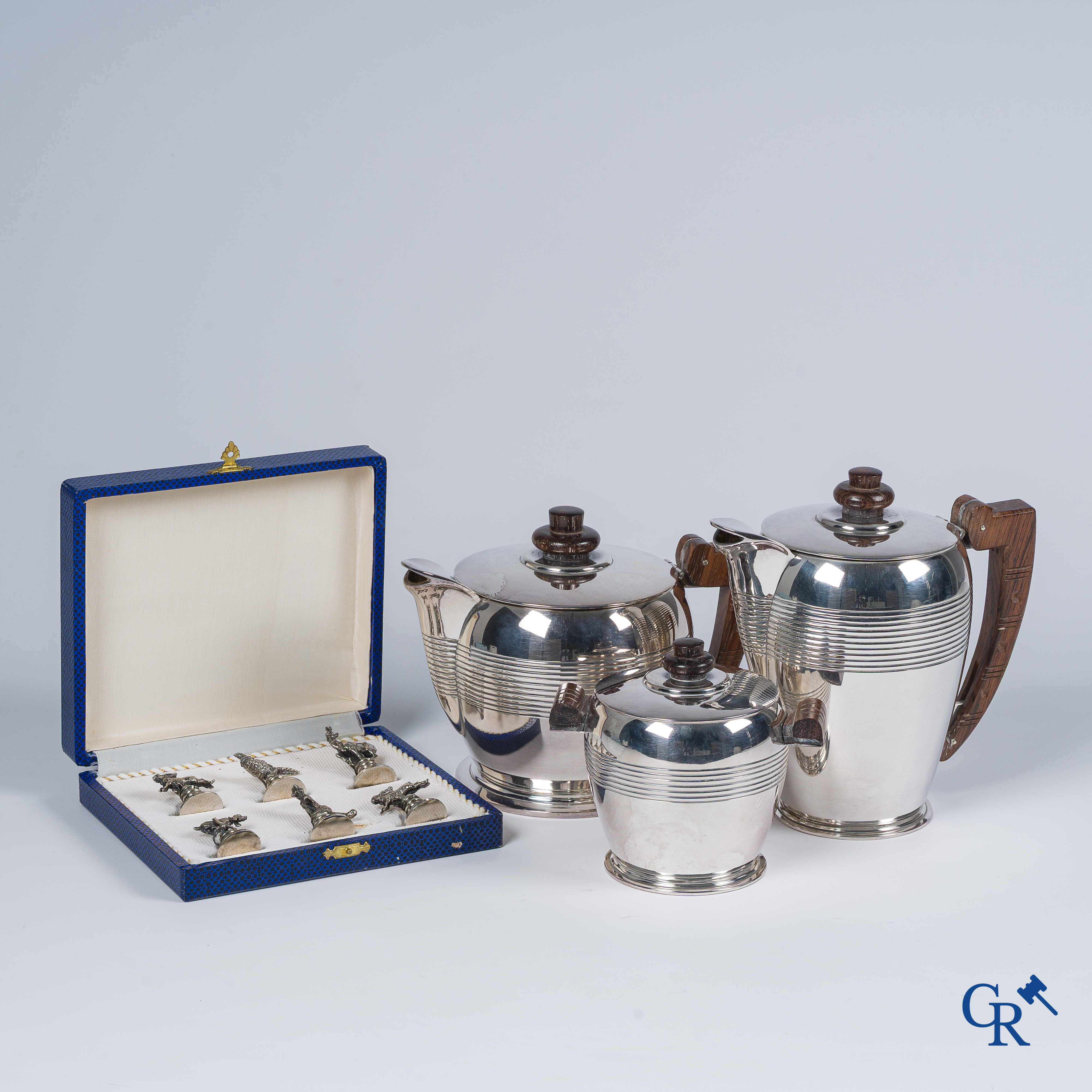 Art Deco. Ercuis, circa 1930. Koffie- en theeservies in verzilverd metaal.  6 Figuren in verzilverd metaal toegevoegd.