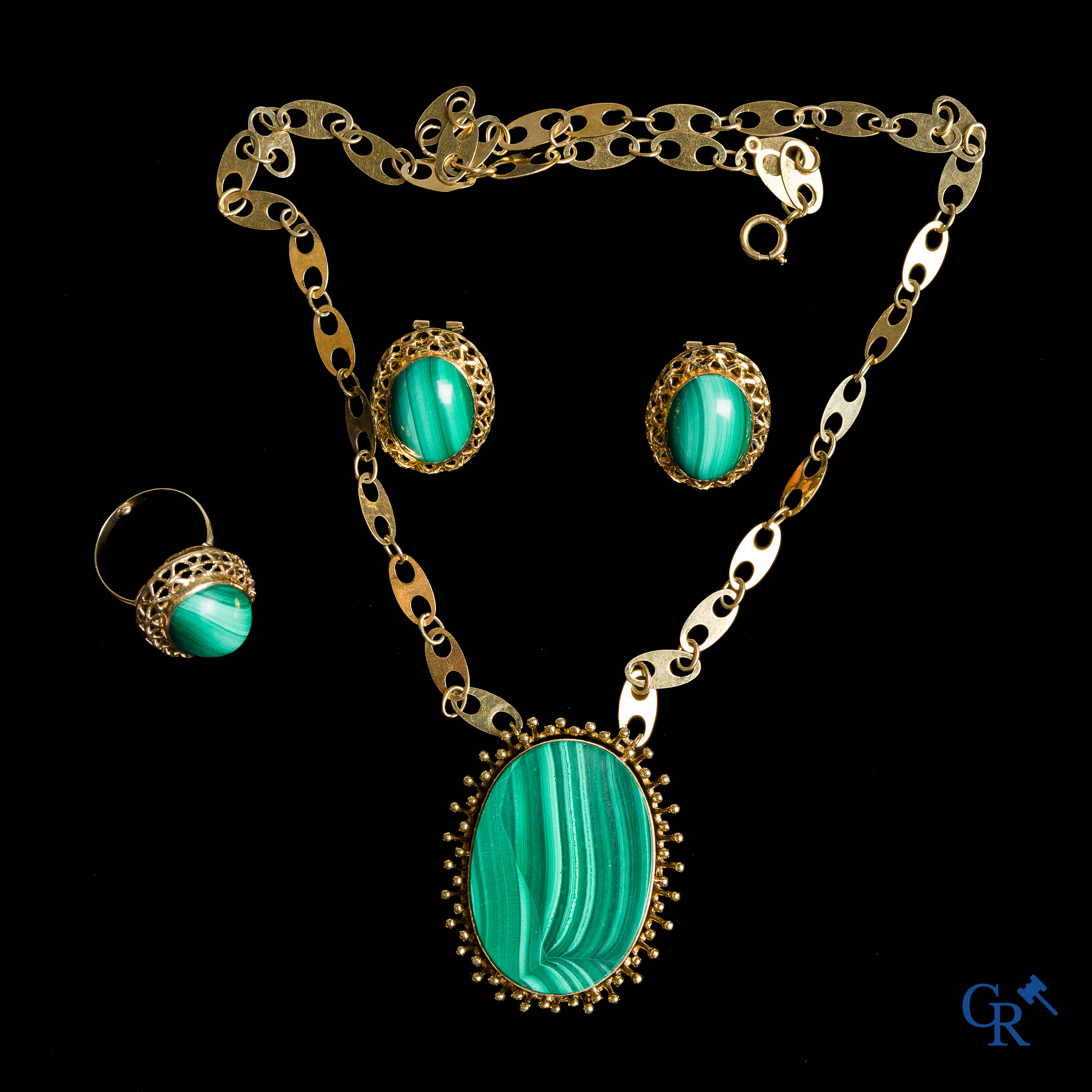 Parure in goud 750°/00 bezet met malachiet, bestaande uit een halsketting met hanger, paar oorringen en ring.