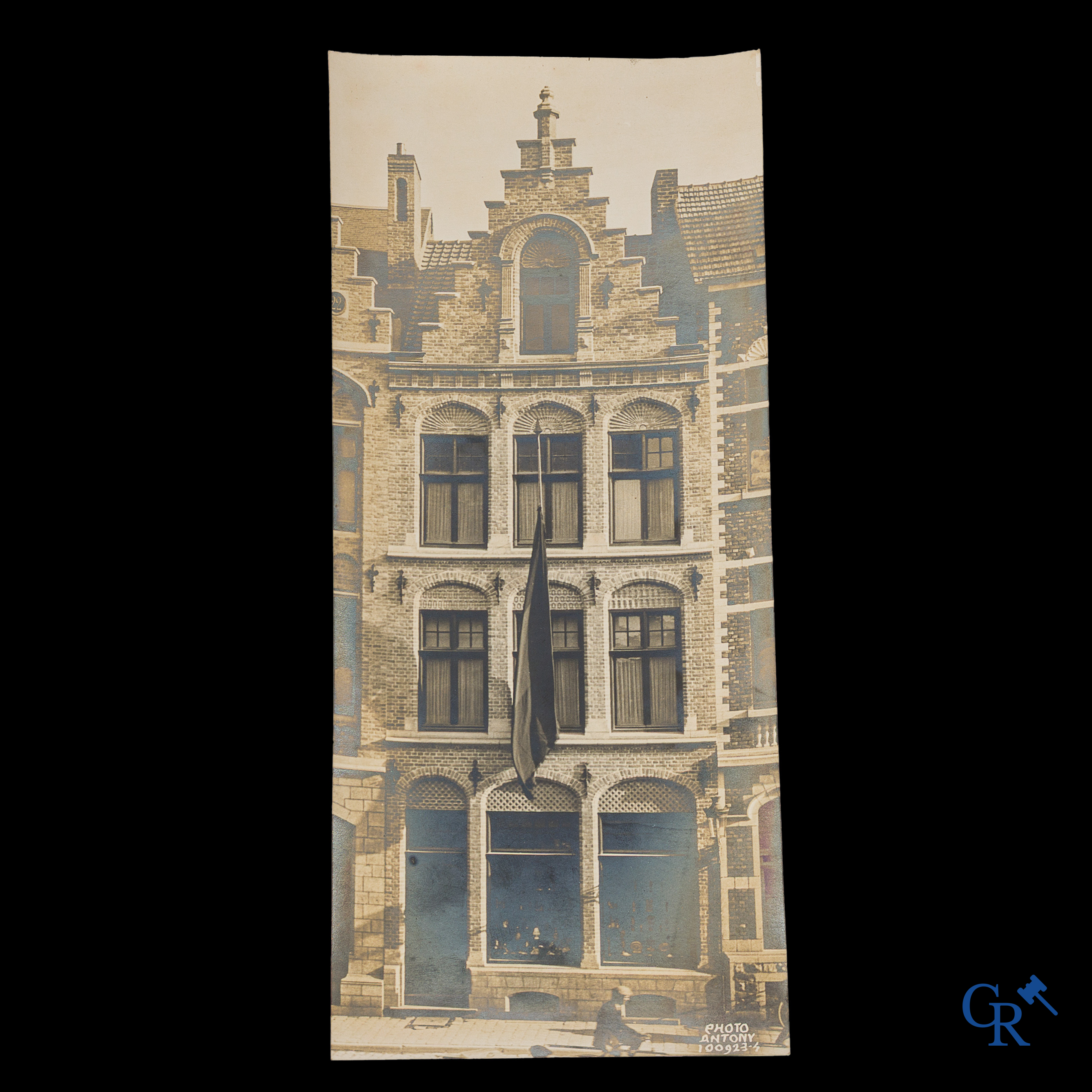 Fotografie. Maurice Antony (Ieper 1883 - Oostende 1963) Interessante foto van het huis van de familie Antony te Ieper.