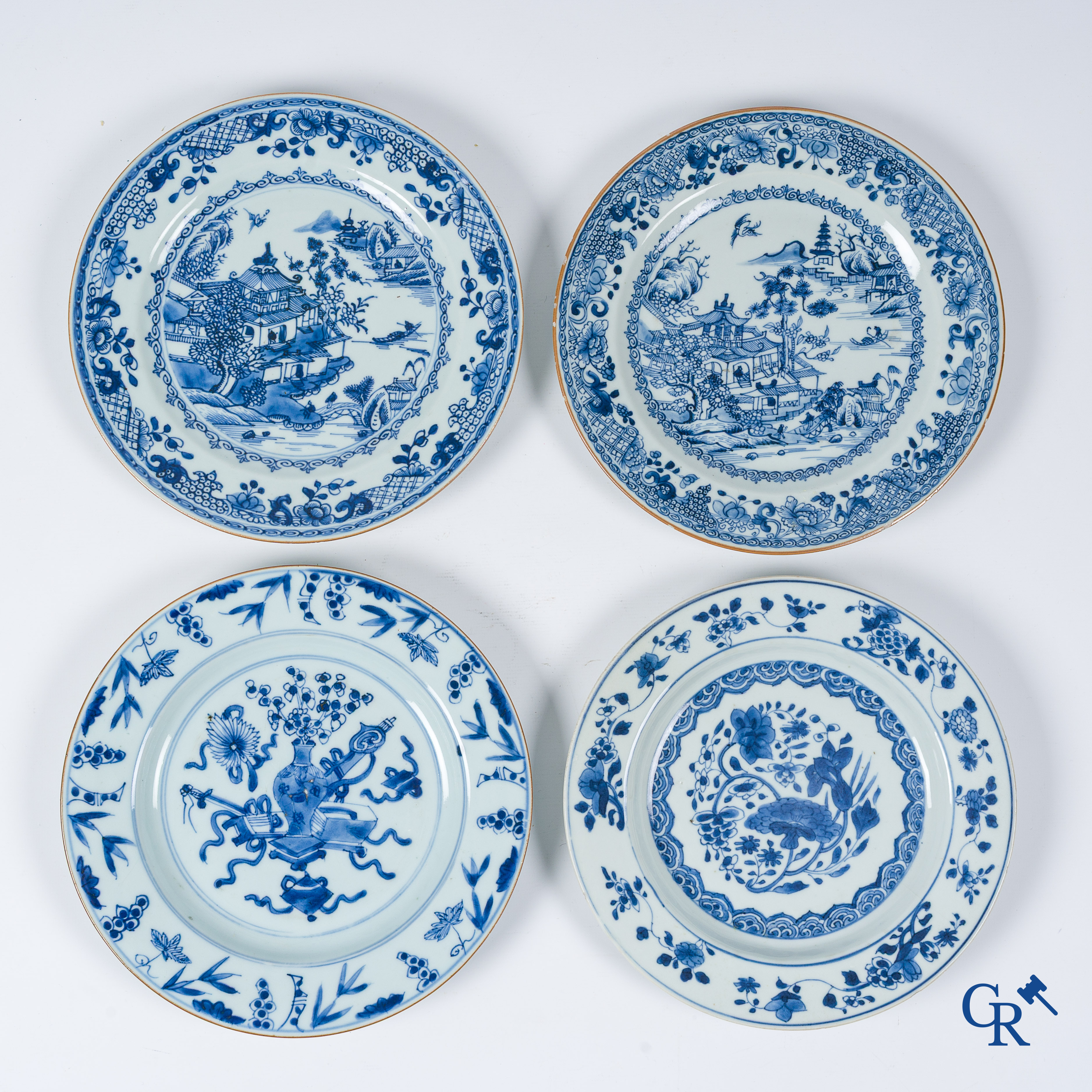 Aziatica. Chinees porselein. 4 Chinese blauw wit borden. Qianlong periode.
