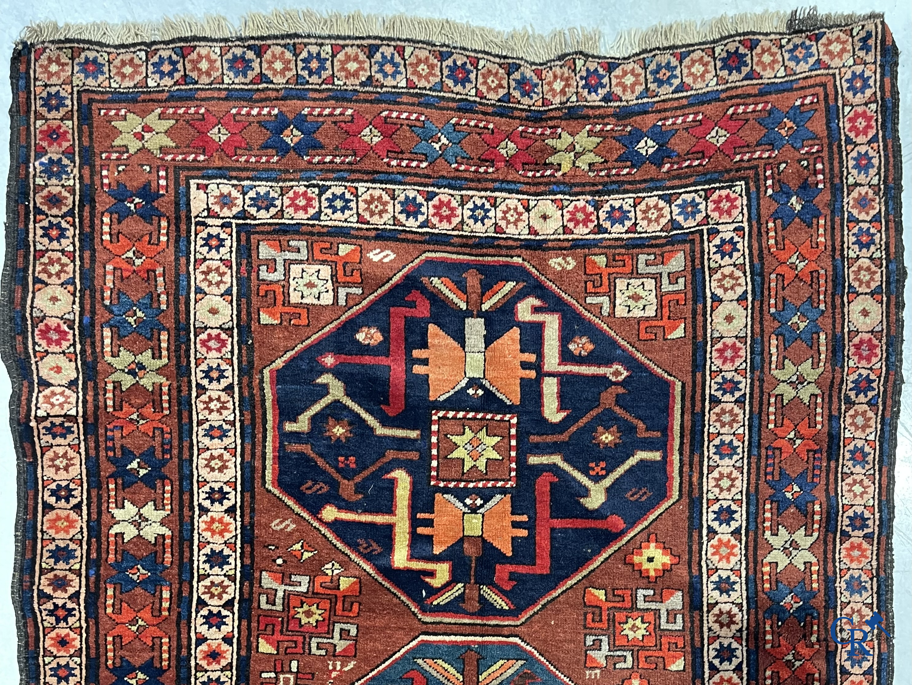 Oosterse tapijten. Antiek handgeknoopt Perzisch tapijt met inscripties. Kazak.