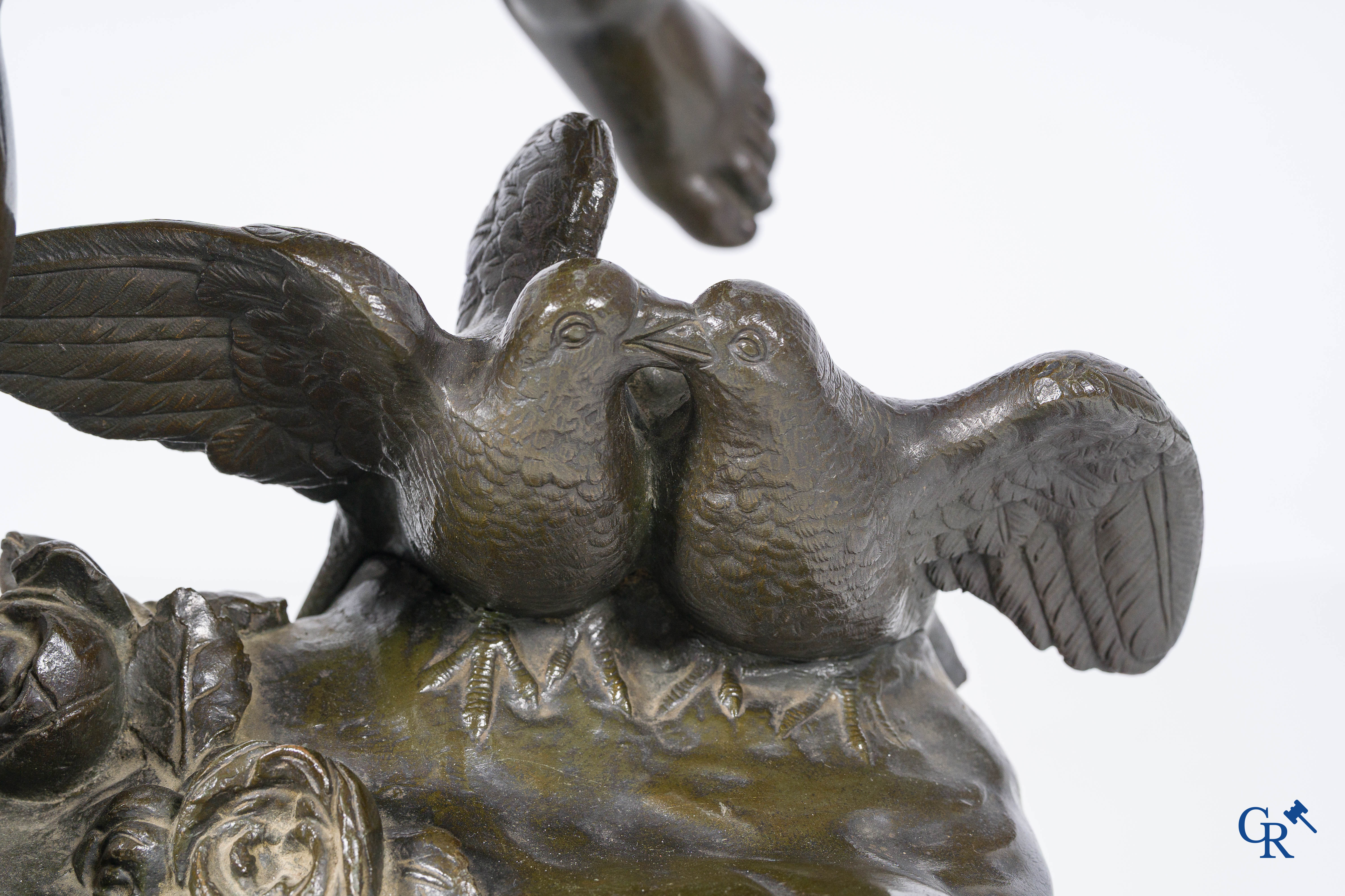 Jean Antoine Houdon (naar) Imposante klok in marmer met bronzen voorstelling van een cupido. LXVI-stijl. Circa 1900.