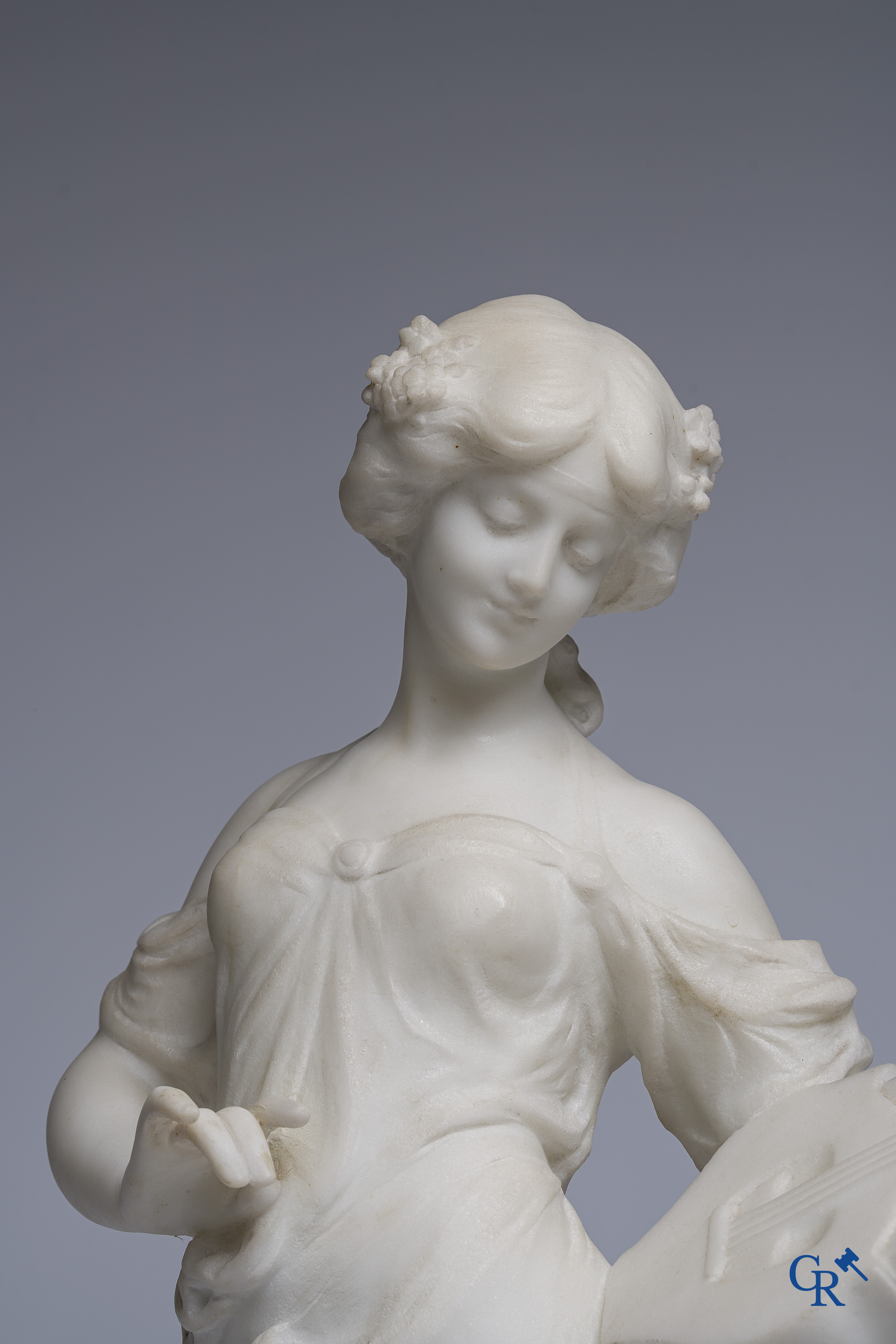 Edouard Drouot (1859-1945) Voorstelling van een jongedame met lier in gebeeldhouwd Carrara marmer. Circa 1900.