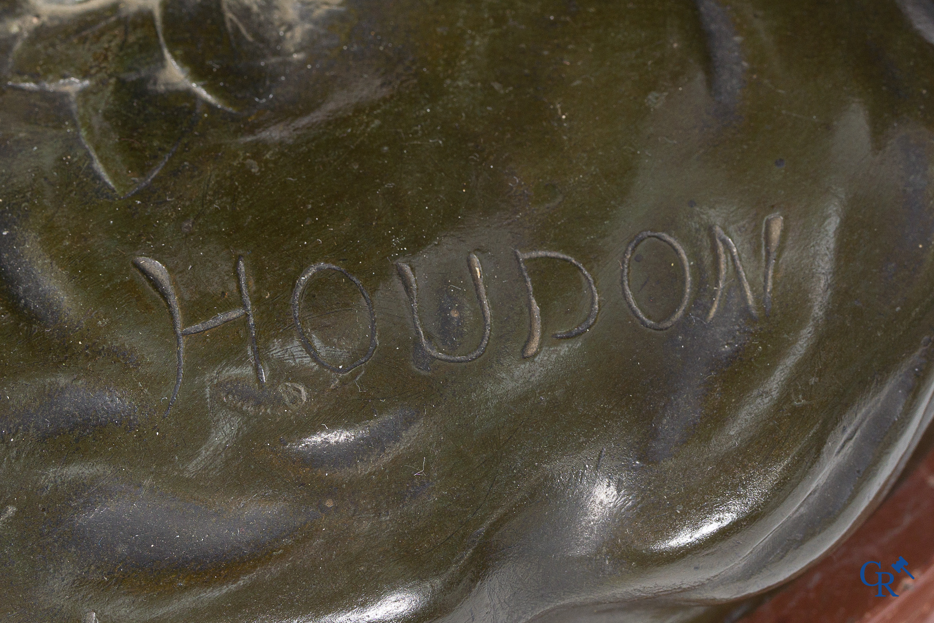 Jean Antoine Houdon (naar) Imposante klok in marmer met bronzen voorstelling van een cupido. LXVI-stijl. Circa 1900.