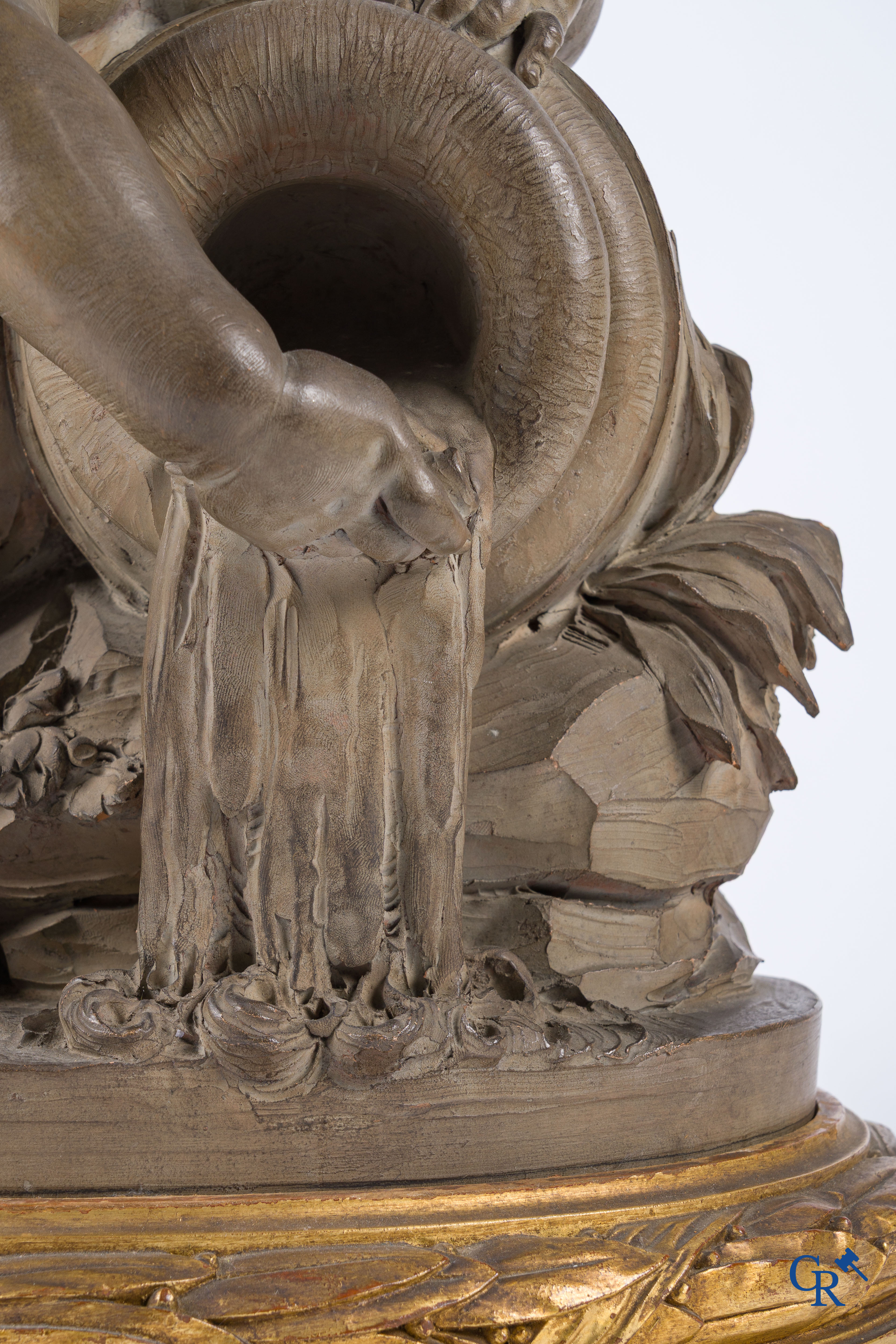 "La Source" Een grote terra cotta groep op een houten vergulde sokkel. LXVI-stijl. 19e eeuw.