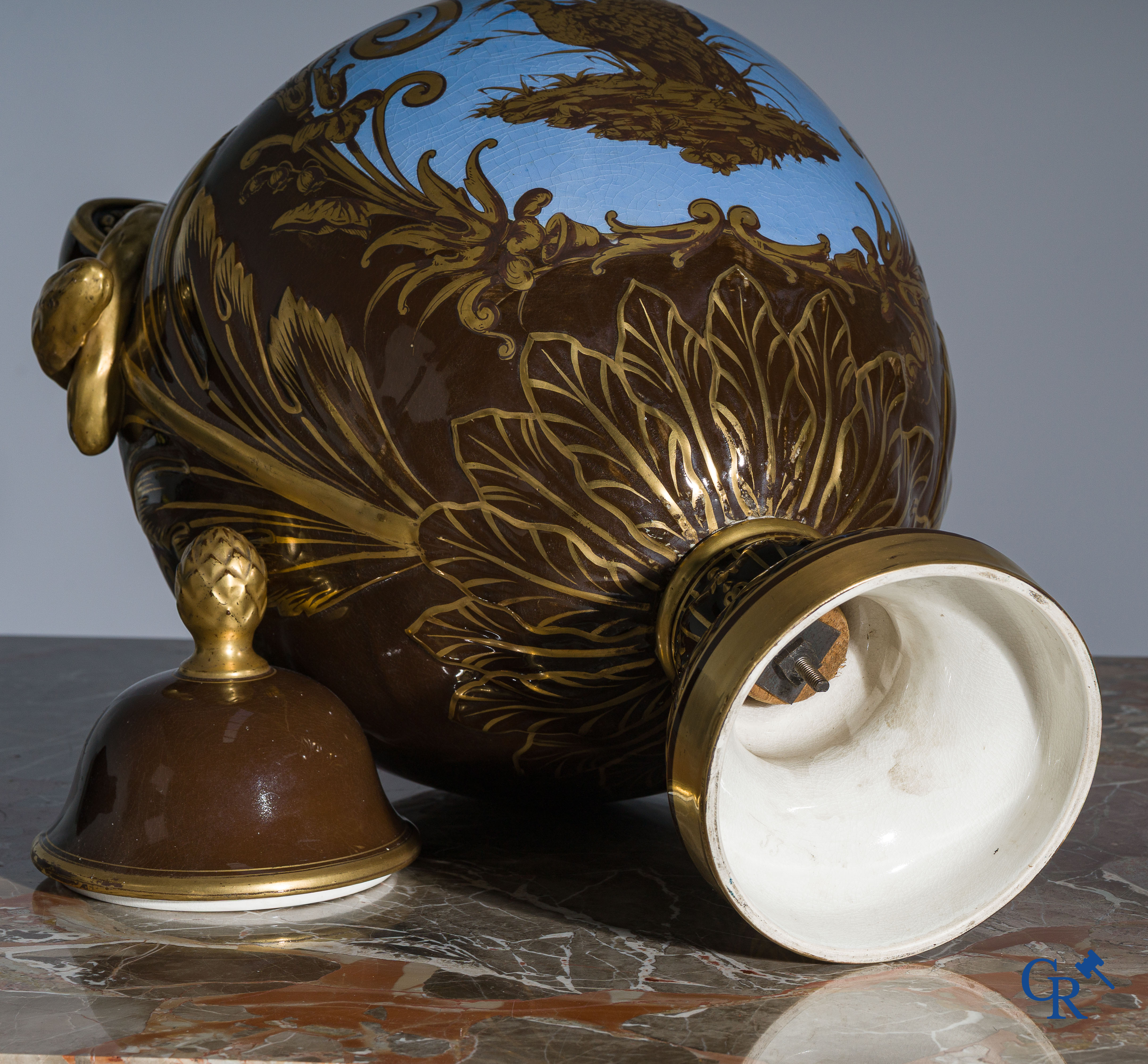 Imposante dekselvaas in Sevres-stijl. Jachtdecor met patrijzen. Faience met vergulding. Napoleon III-periode.