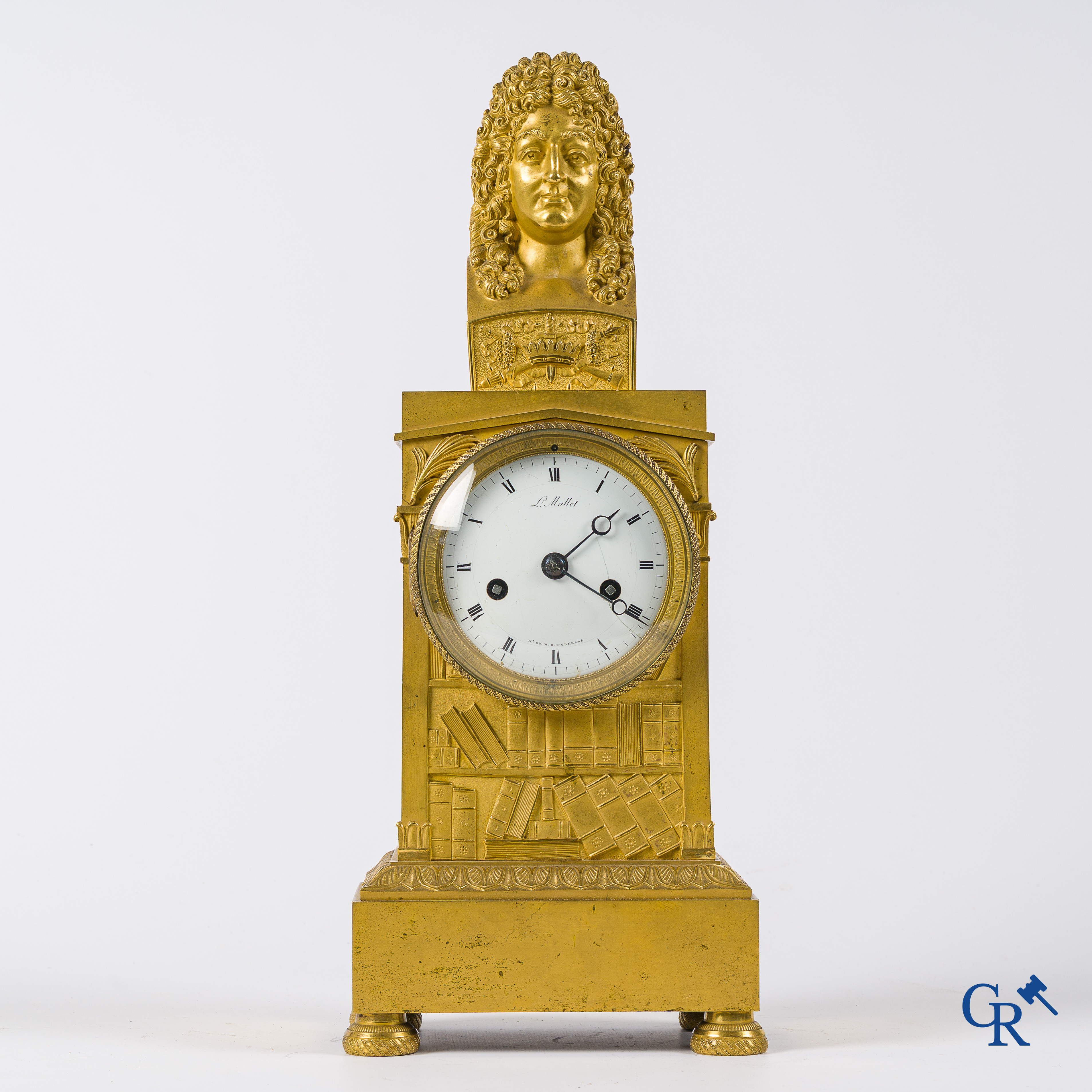 Fijn geciseleerde en vergulde bibliotheek pendule in brons. Gesigneerd Ls Mallet, Hr de M.D. D'Orléans. Circa 1830.