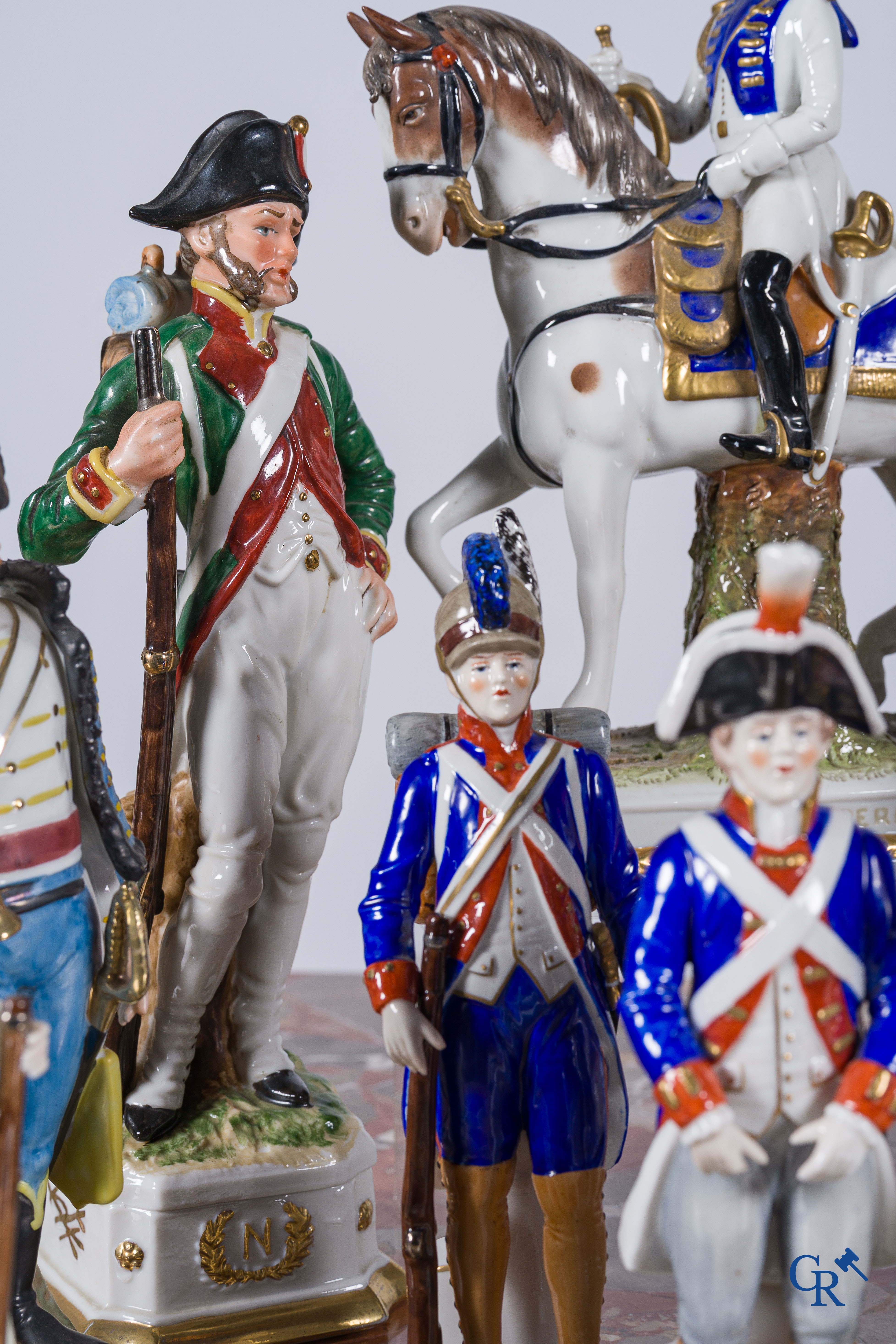 Kavel met militaire voorstellingen in Saksisch en Napolitaans porselein. Merendeel Napoleontische voorstelllingen.