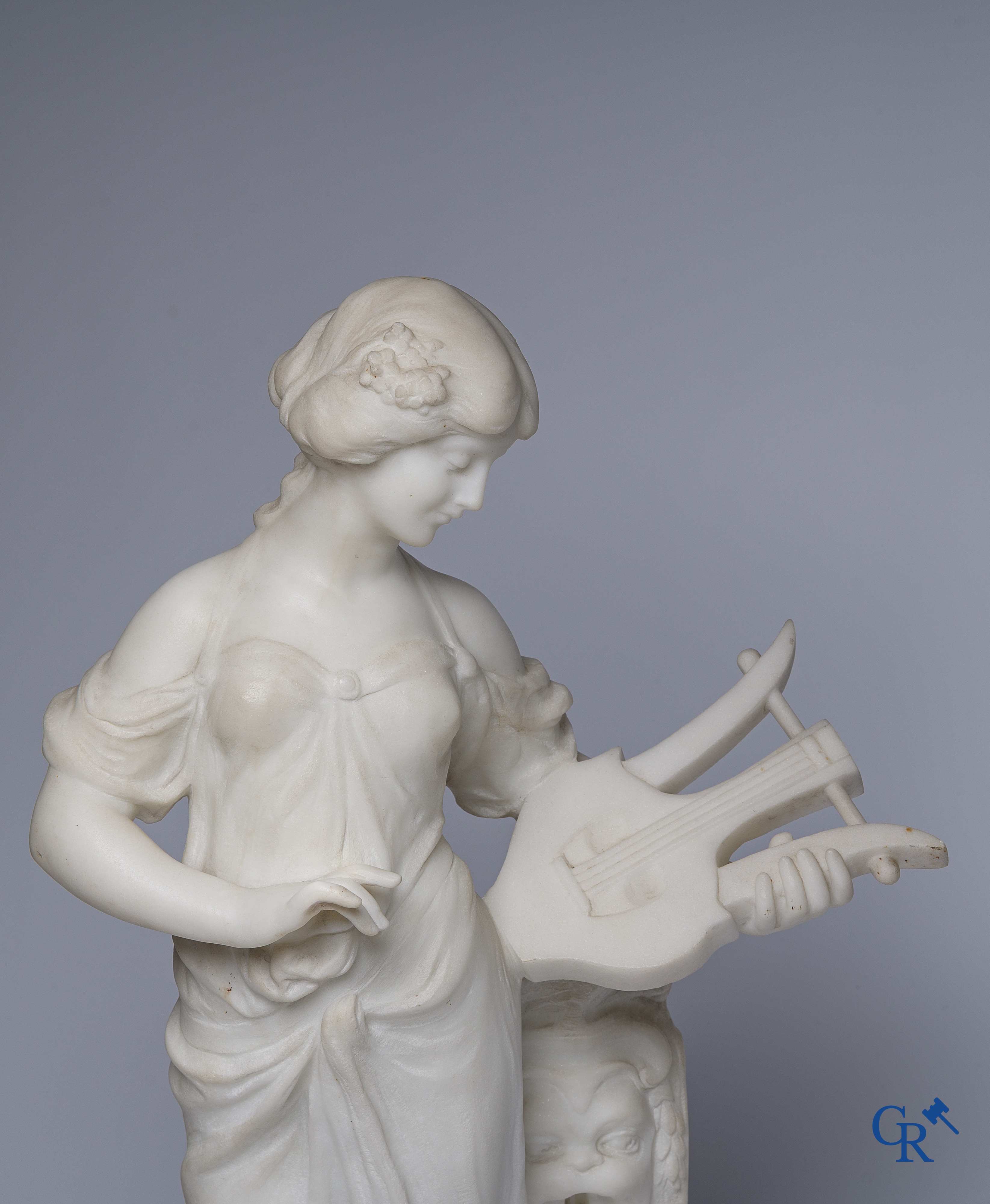 Edouard Drouot (1859-1945) Voorstelling van een jongedame met lier in gebeeldhouwd Carrara marmer. Circa 1900.