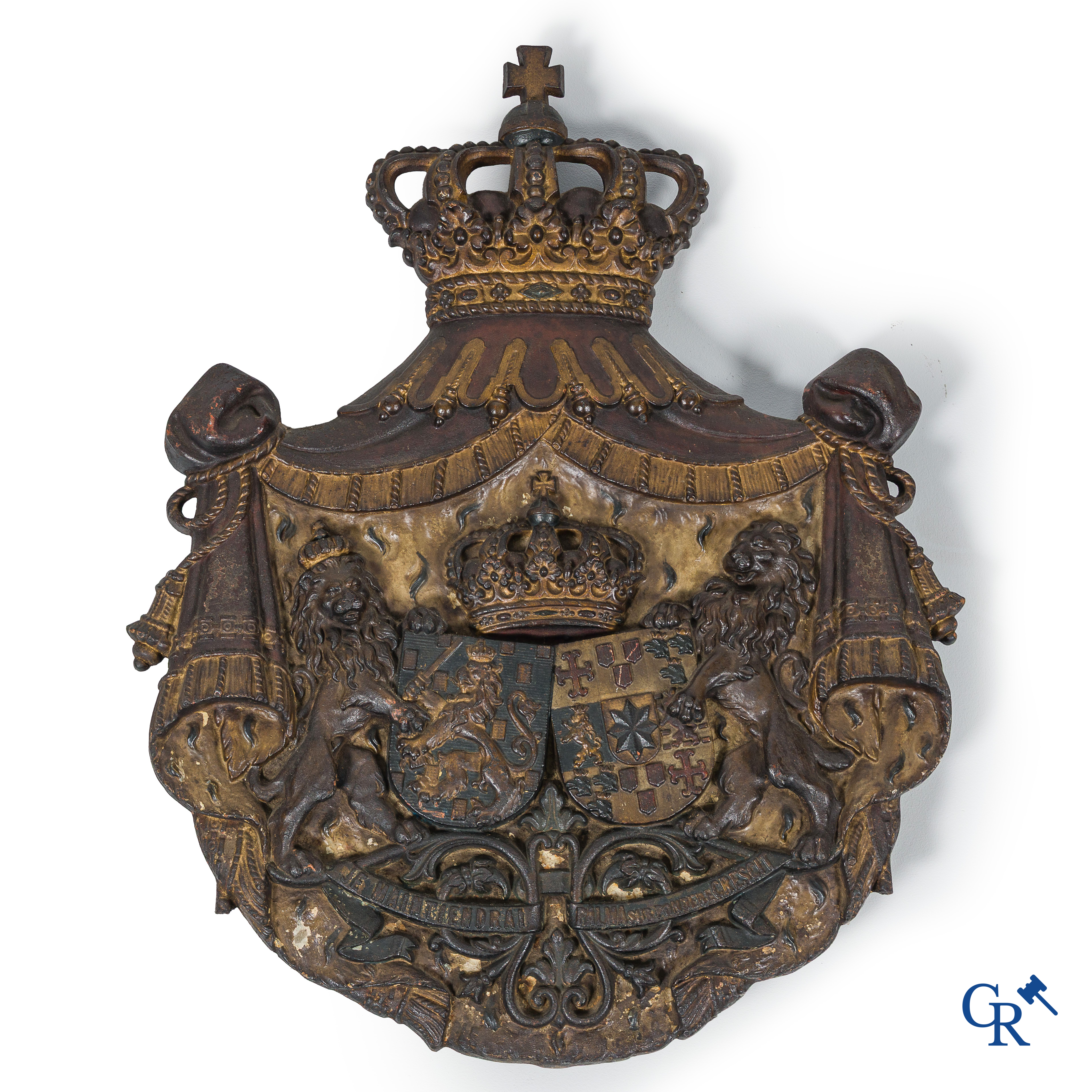 Uitzonderlijk Koninklijk Wapenschild in verguld en gepolychromeerd gietijzer. Nederland 19 de eeuw.