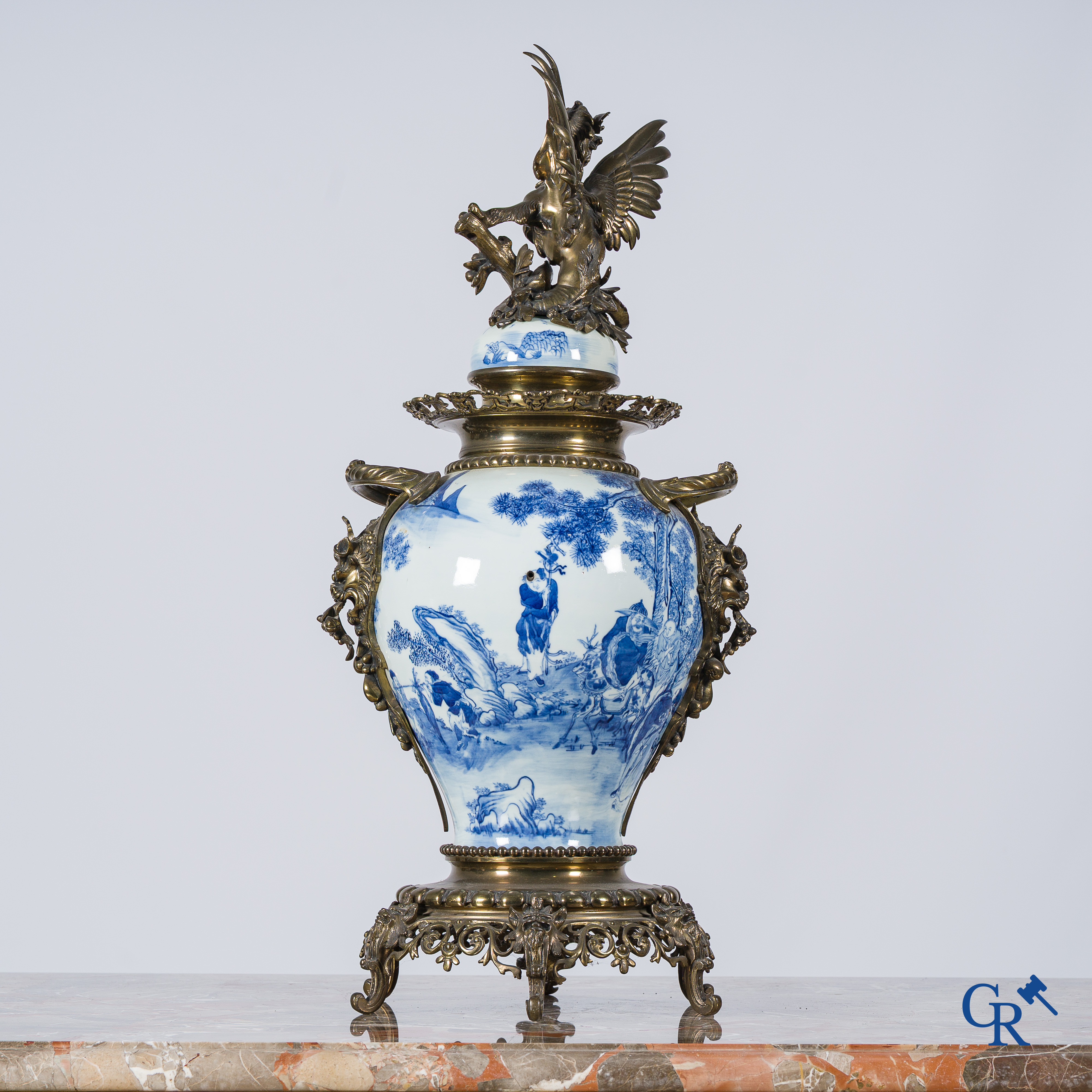 Aziatica. Chinees porselein. Imposante 5-delige schouwgarnituur in Chinees blauw wit porselein en brons.
