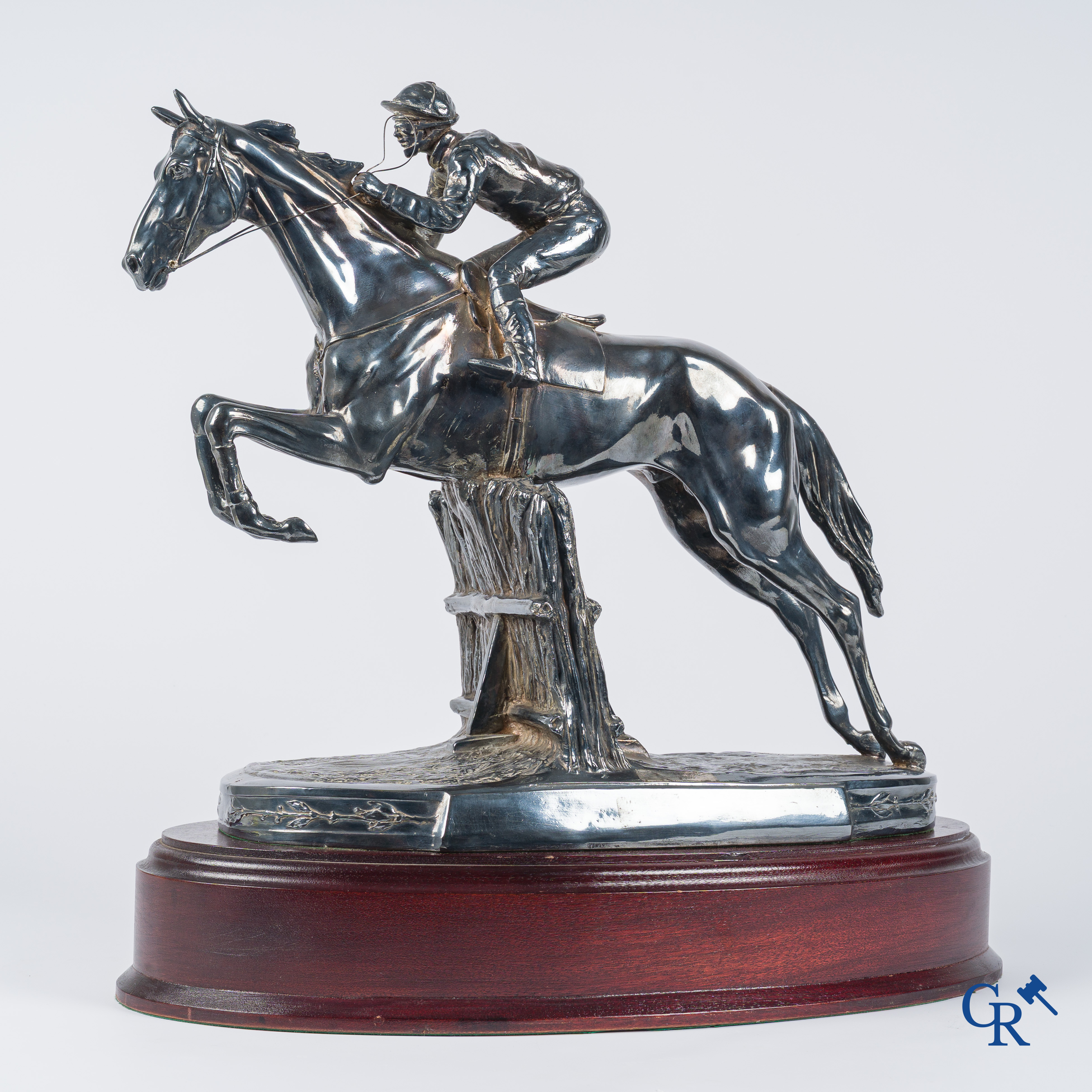 Zilver. Imposant zilveren sporttrofee van een steeplechase-ren jockey te paard. Zilver keurmerken.