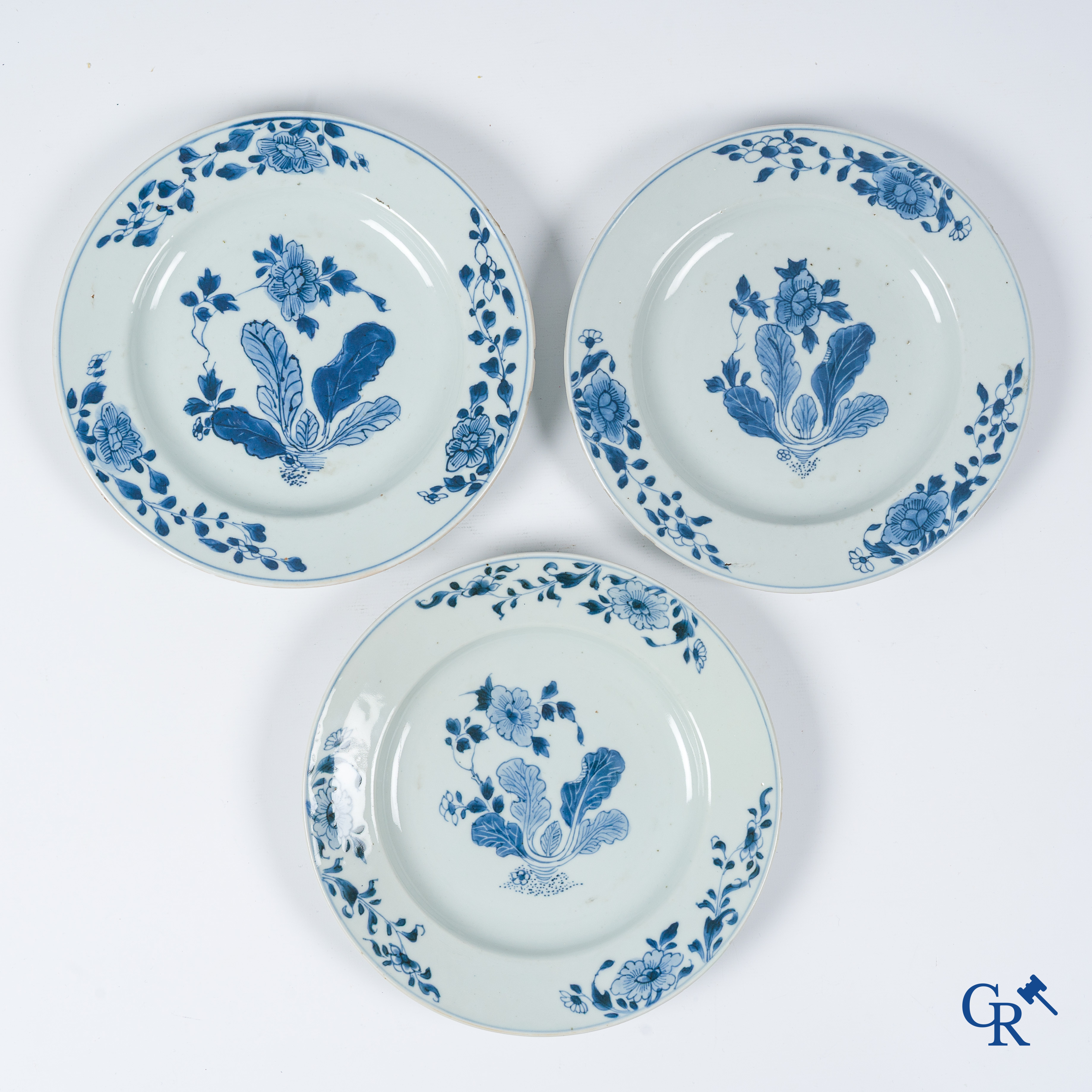 Aziatica. Chinees porselein. 3 Chinese blauw wit borden met decor van koolbladeren. Qianlong-periode.