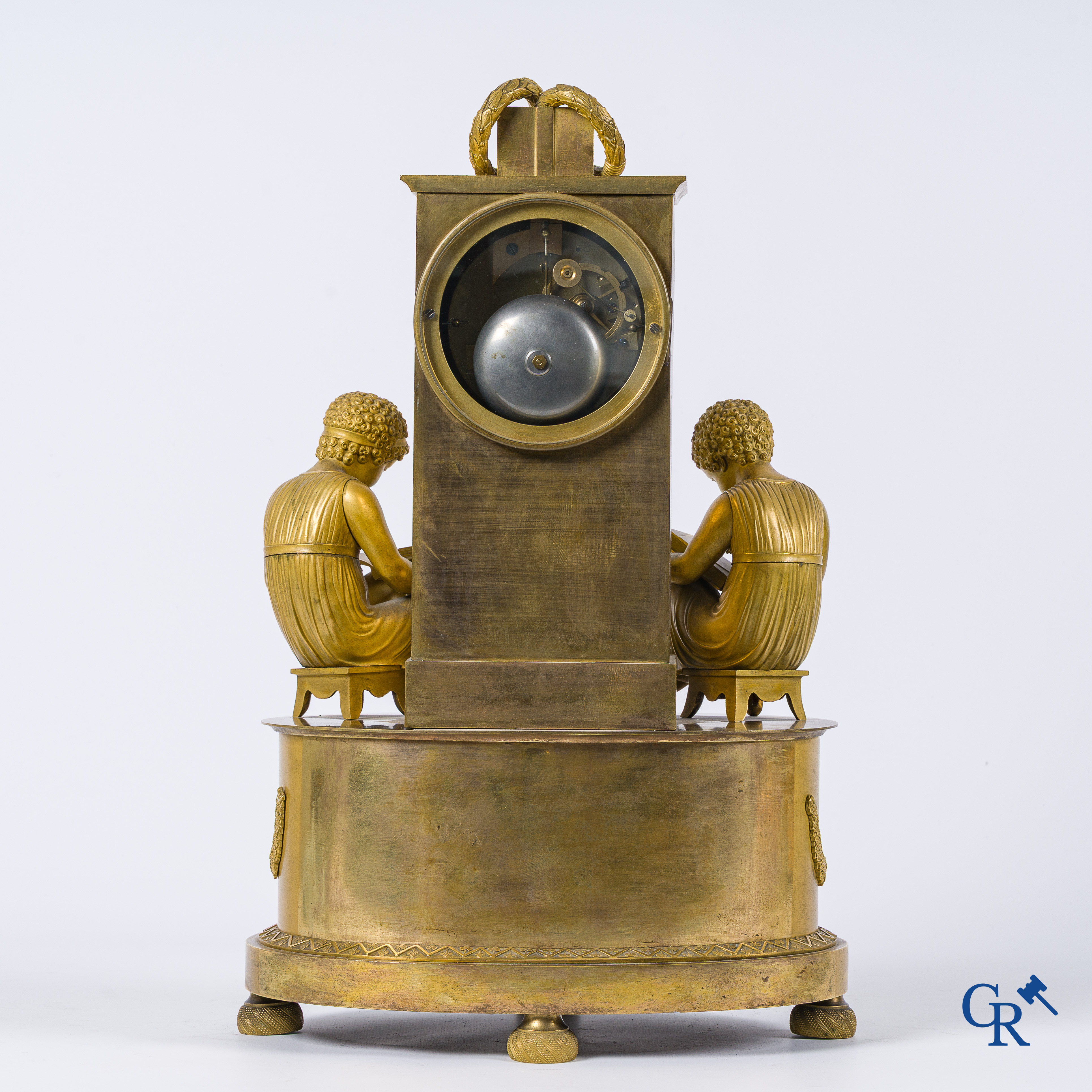 Pendule in fijn geciseleerd en verguld brons. "La lecture" Frankrijk, Restauratie periode, 1ste kwart 19e eeuw.