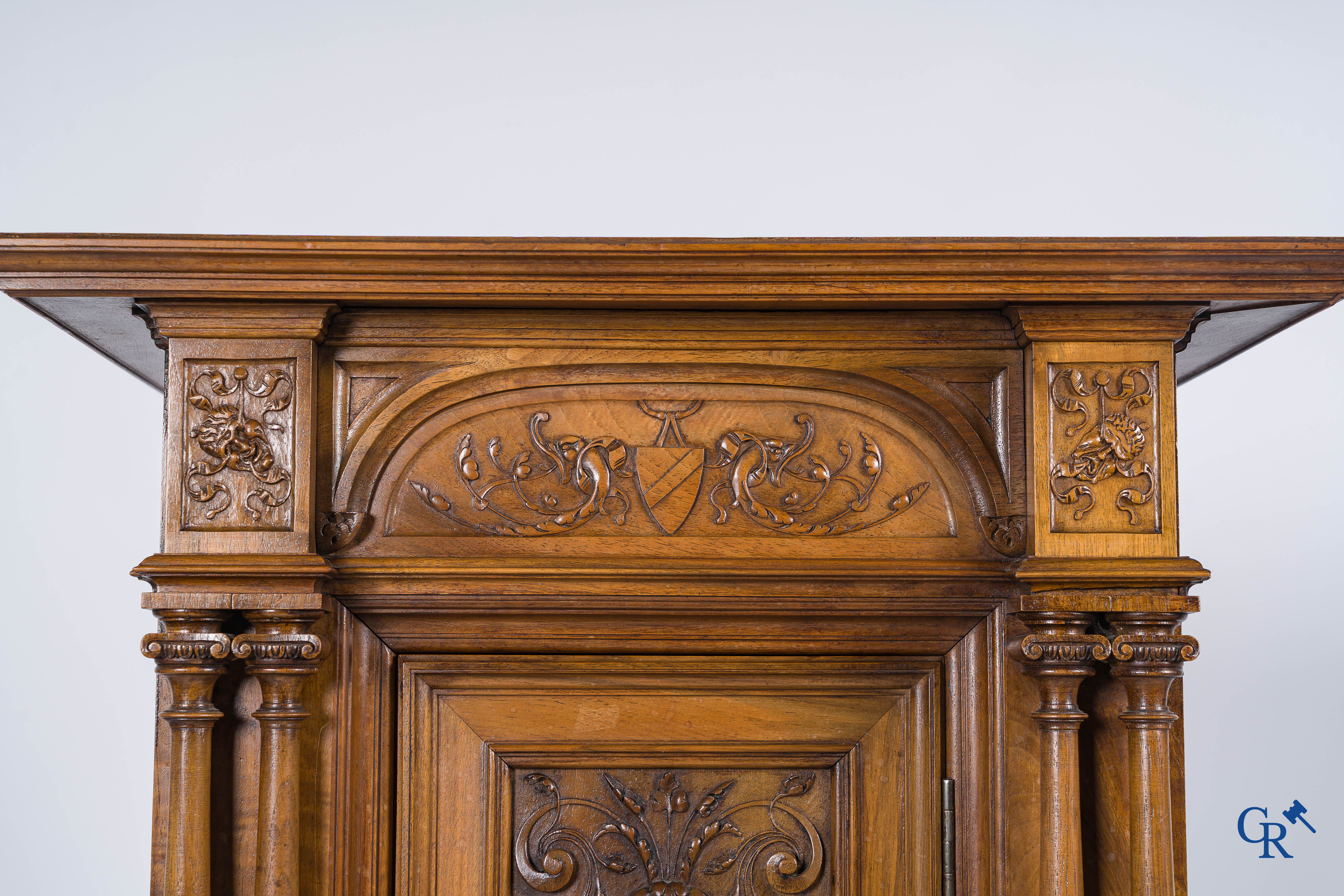 Meubilair. Fijn gesculpteerd meubel in notelaar met wapenschilden en maskers. Neo Renaissance stijl. Eind 19e eeuw.