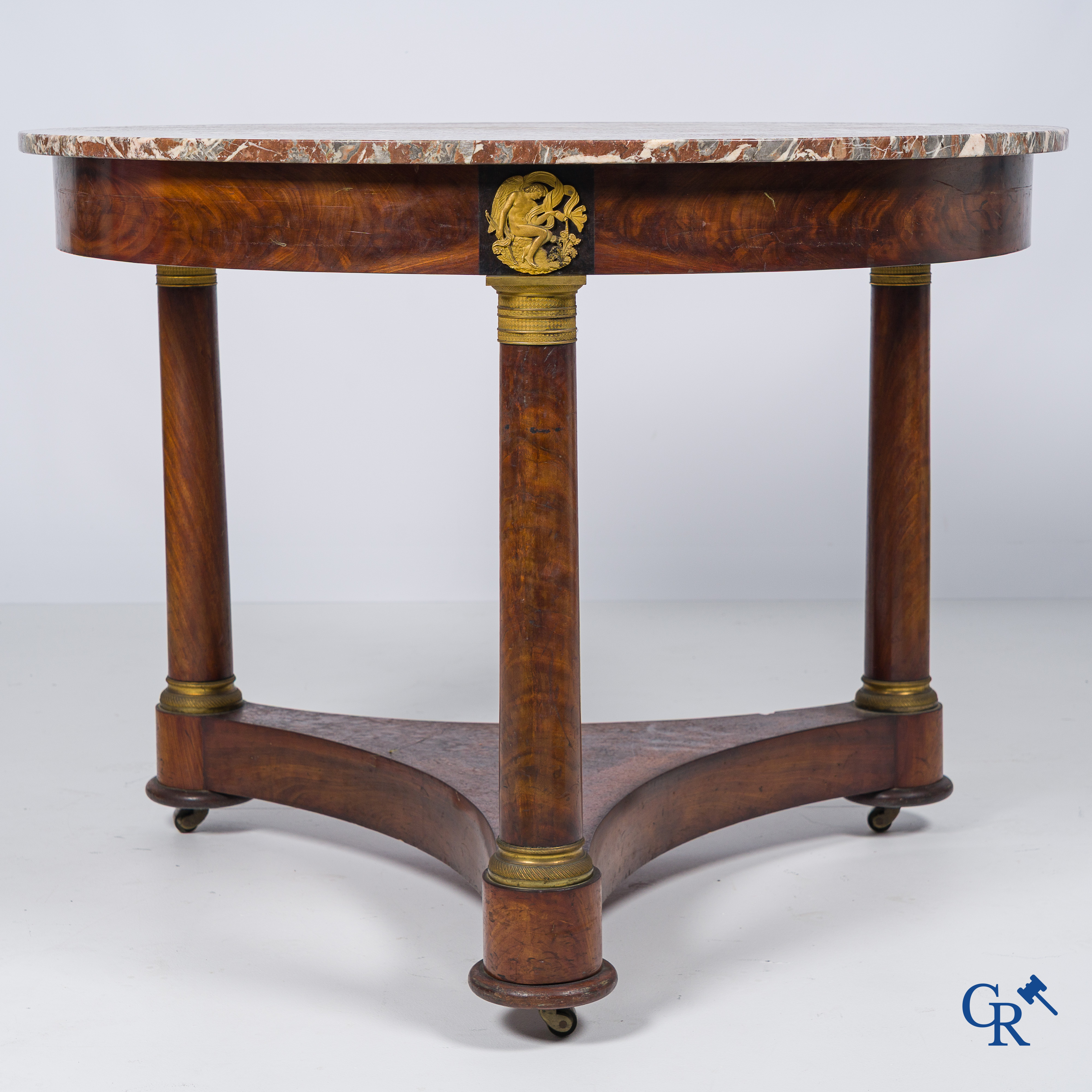 Empire. Grote guéridon in mahoniehout fineer met fijn geciseleerde en vergulde bronzen. Frankrijk, circa 1810.