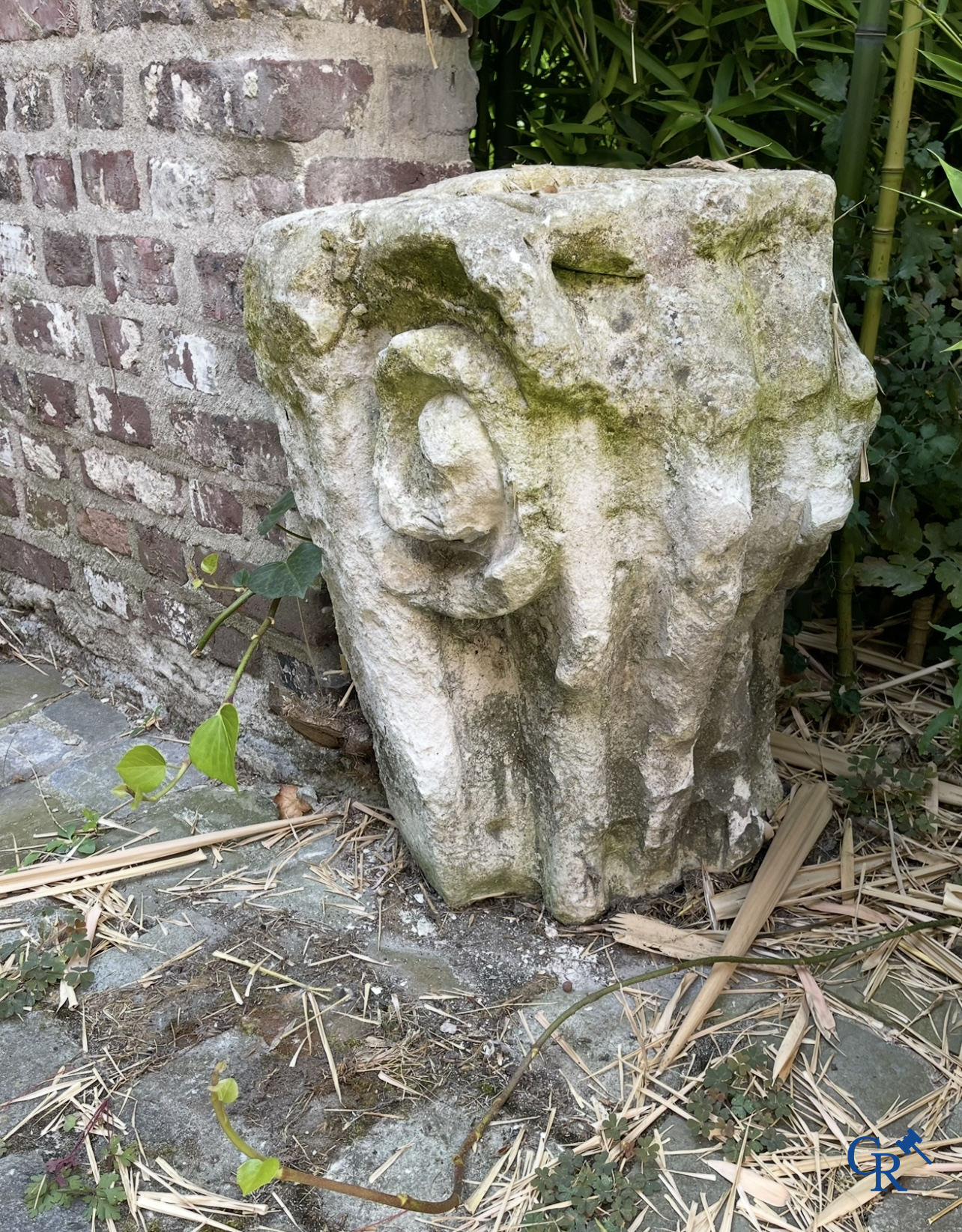 Kavel met antieke gesculpteerde ornamenten waaronder Franse witsteen en een 18e eeuws smeedijzer torenkruis.