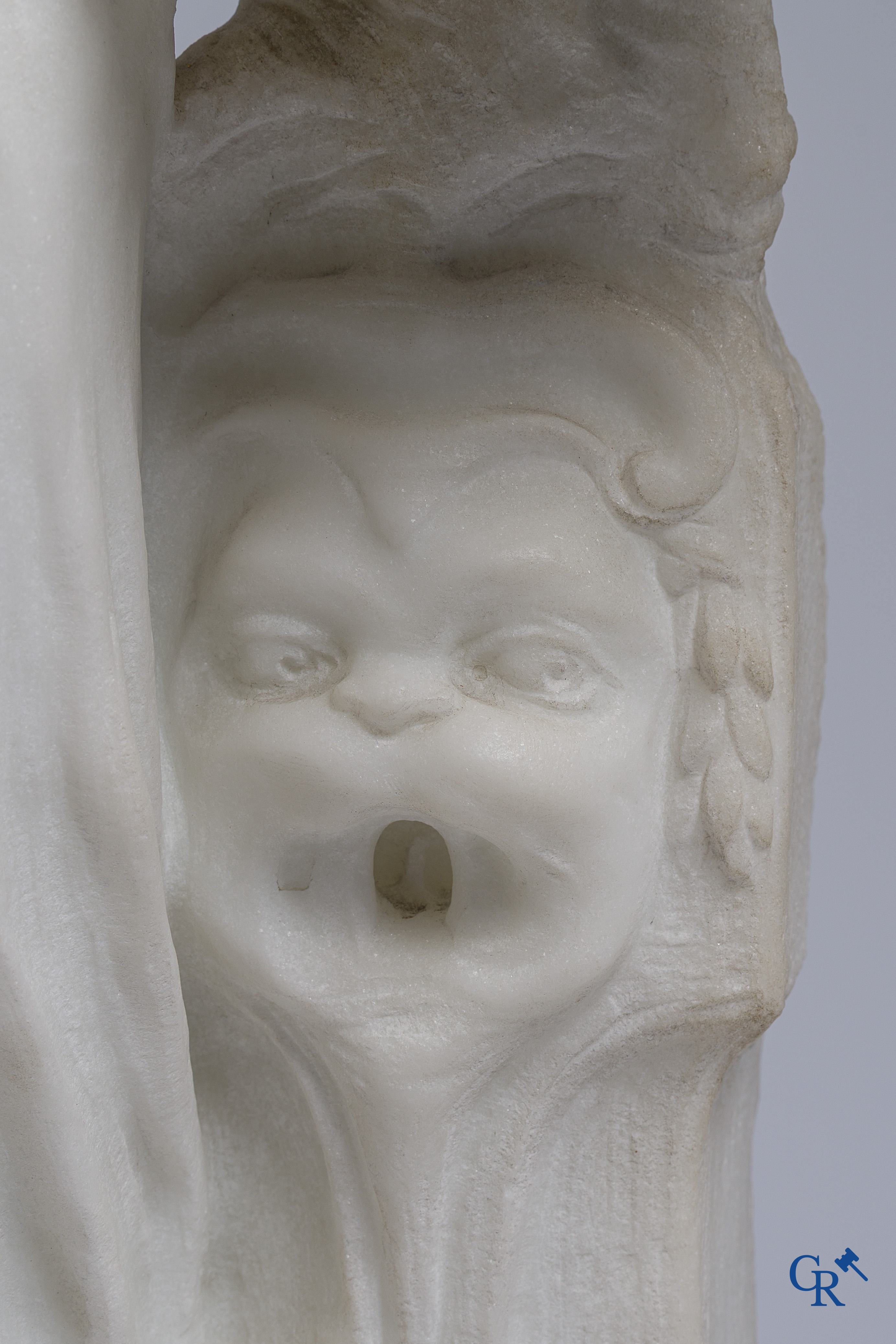 Edouard Drouot (1859-1945) Voorstelling van een jongedame met lier in gebeeldhouwd Carrara marmer. Circa 1900.