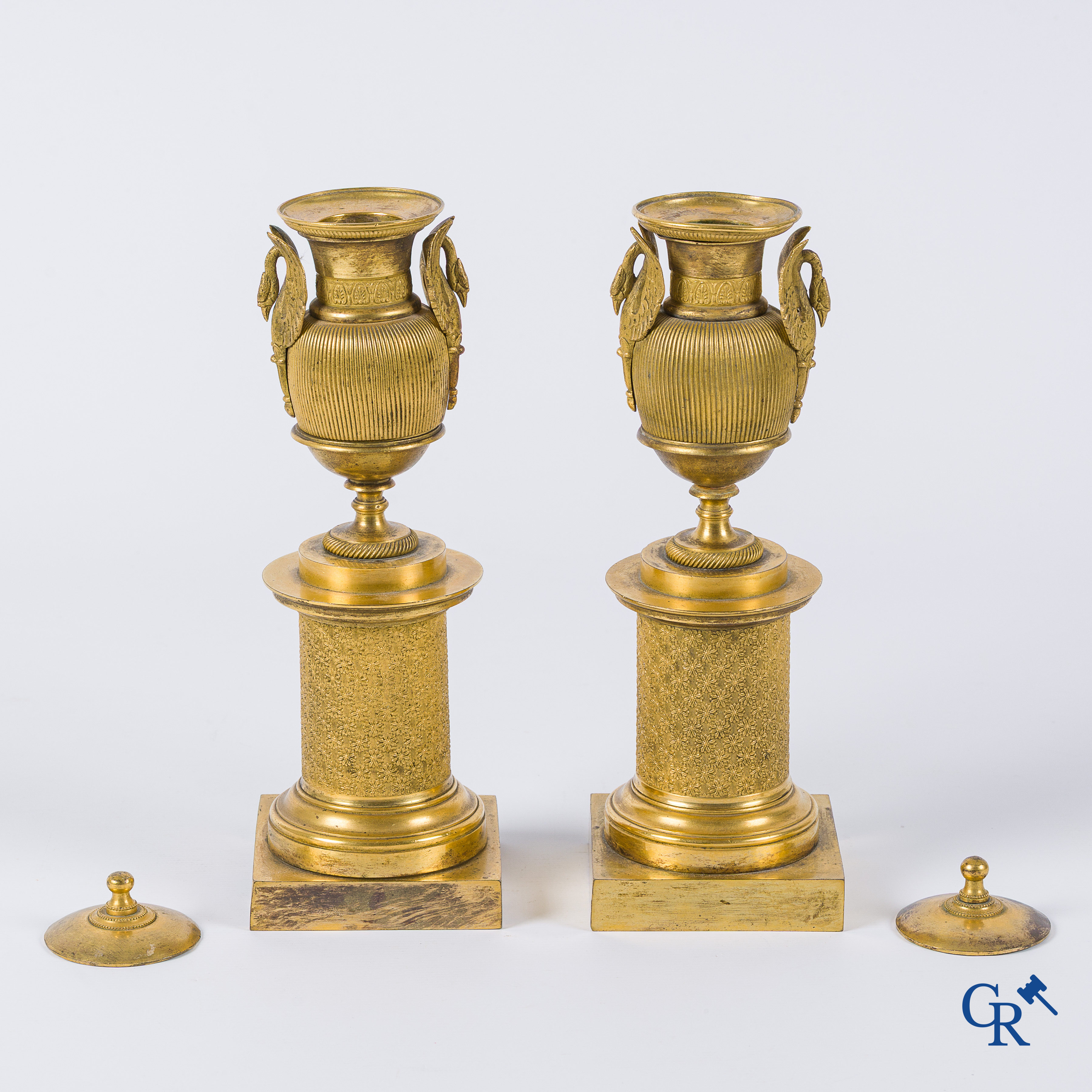 Empire. Paar fijn geciseleerde en vergulde bronzen cassolettes die kandelaars vormen. Empire tijdperk, circa 1810.