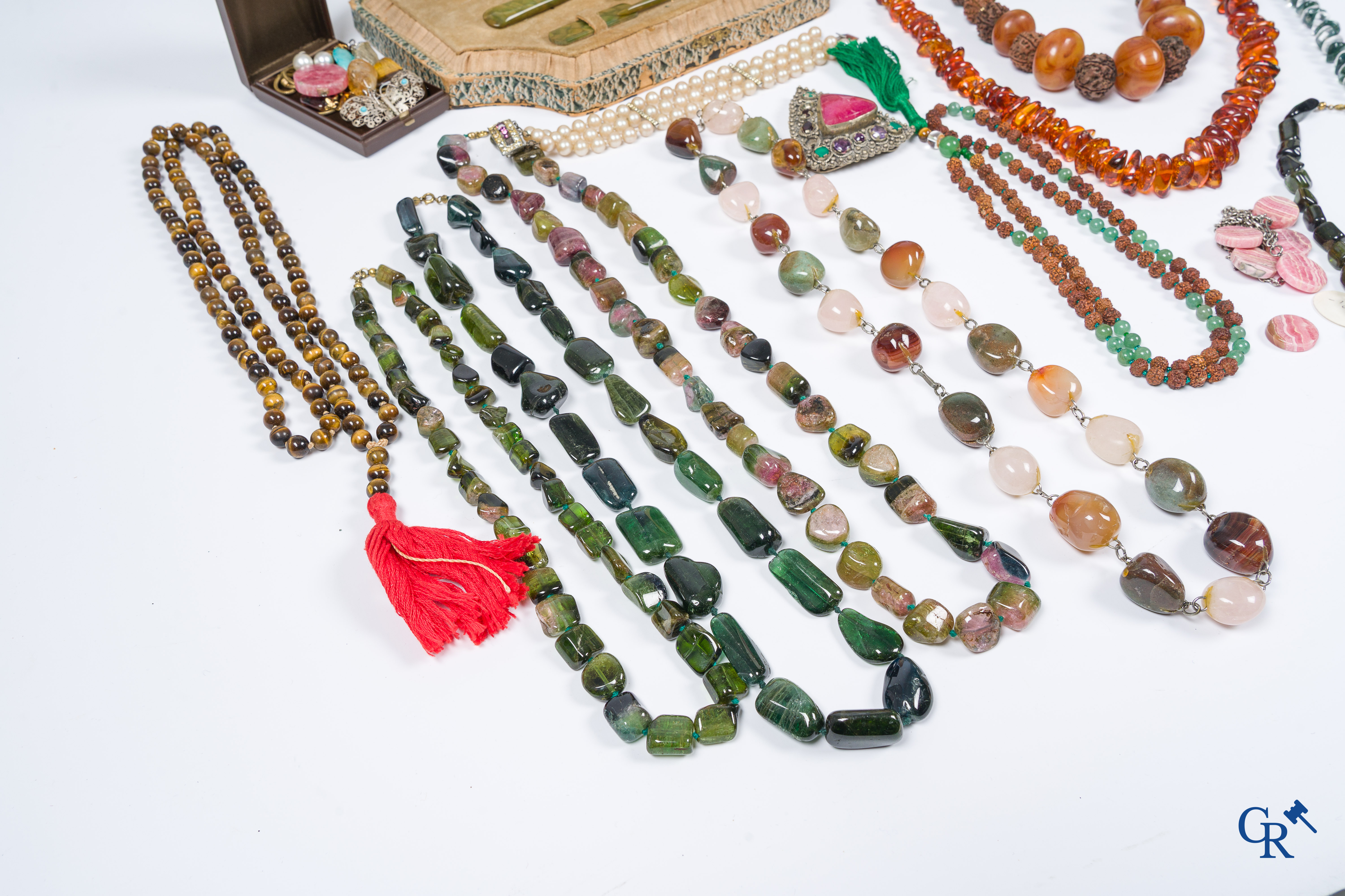 Grand lot avec des bijoux fantaisie, des pierres semi-précieuses, une boîte Art Déco avec accessoires, etc.