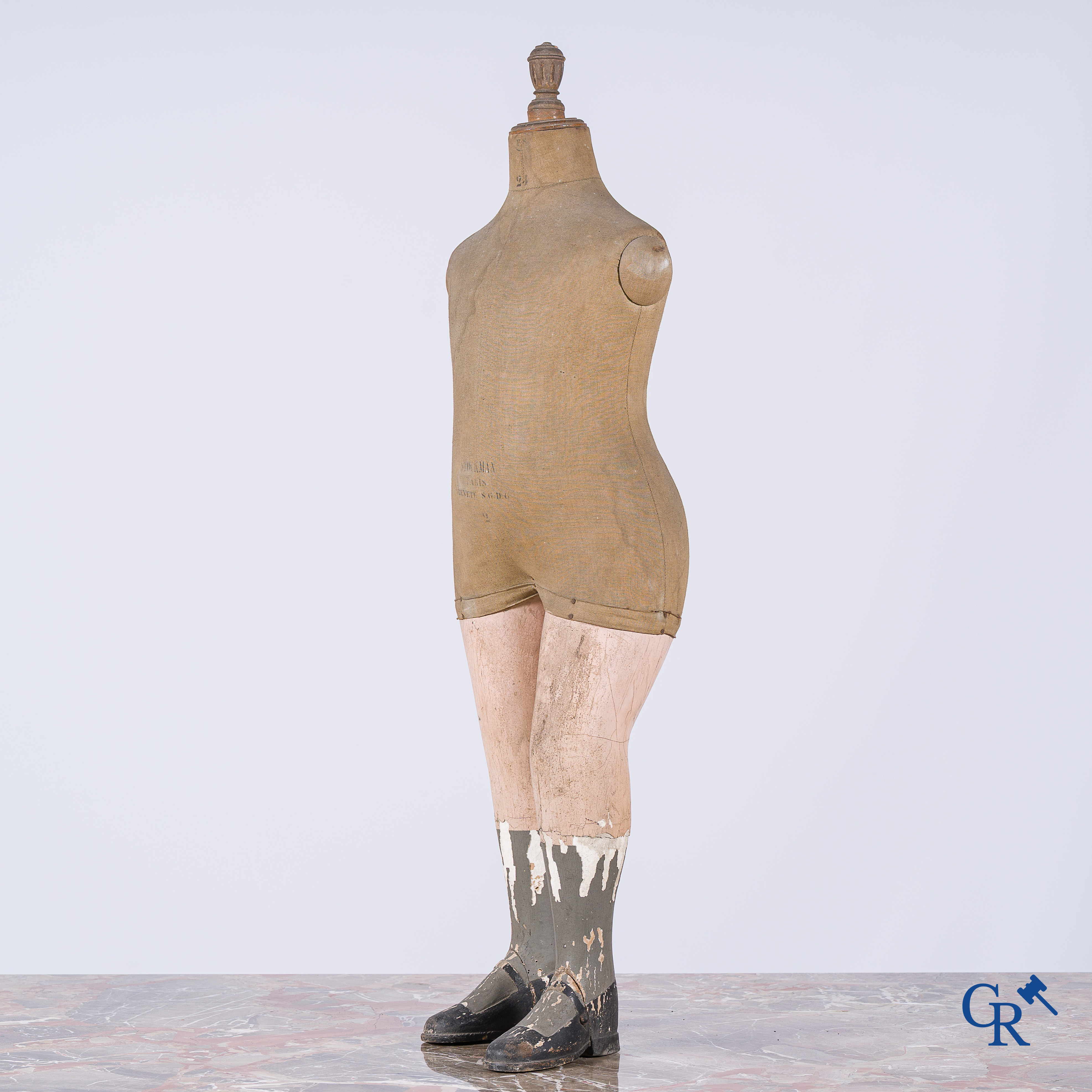 Stockman Paris. Antieke kinderetalagepop met stoffen bovenlichaam en houten benen. Circa 1900.