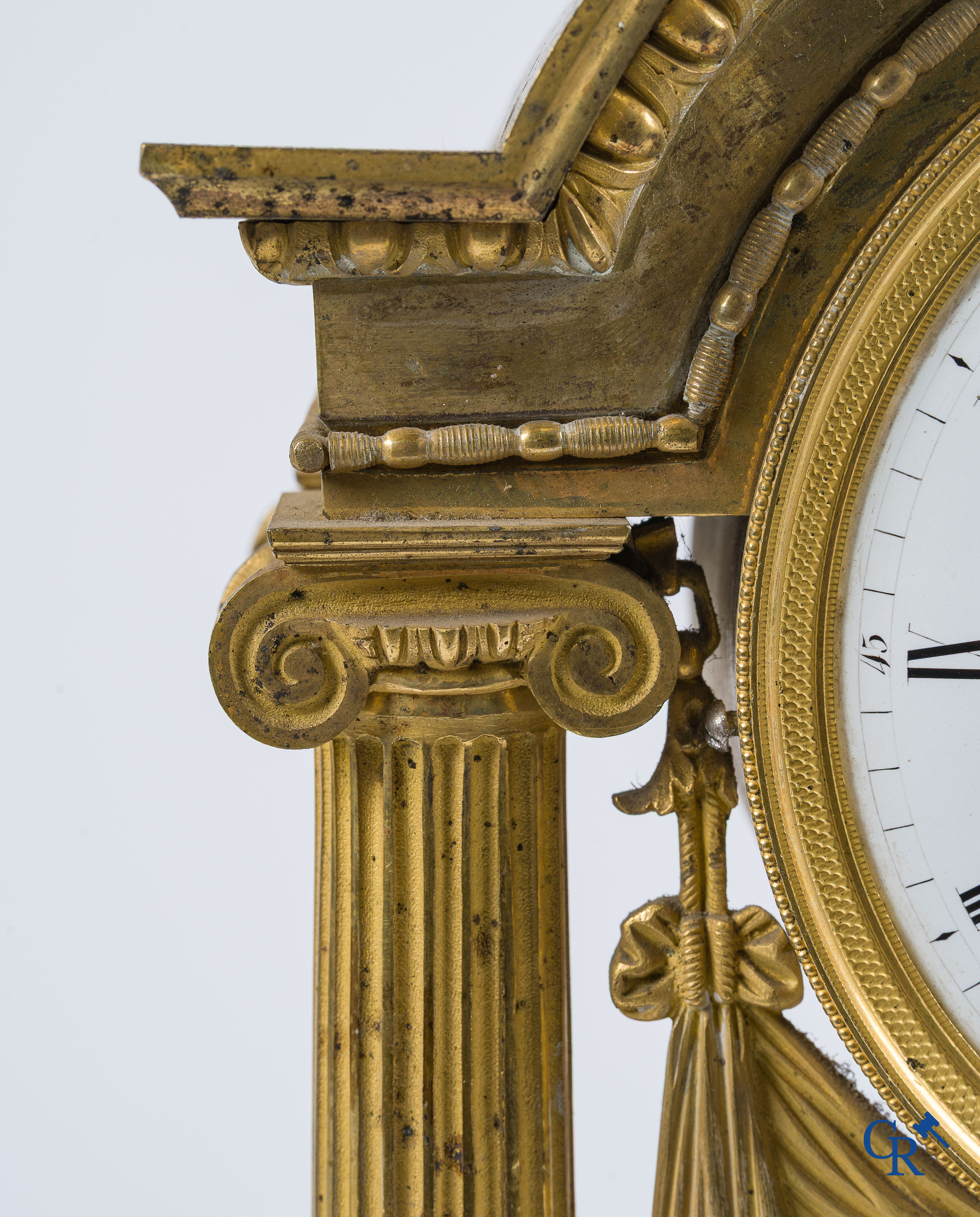 Warnier l'ainé à Paris. Pendule portique en bronze finement ciselé et doré. Fin du XVIIIe siècle.