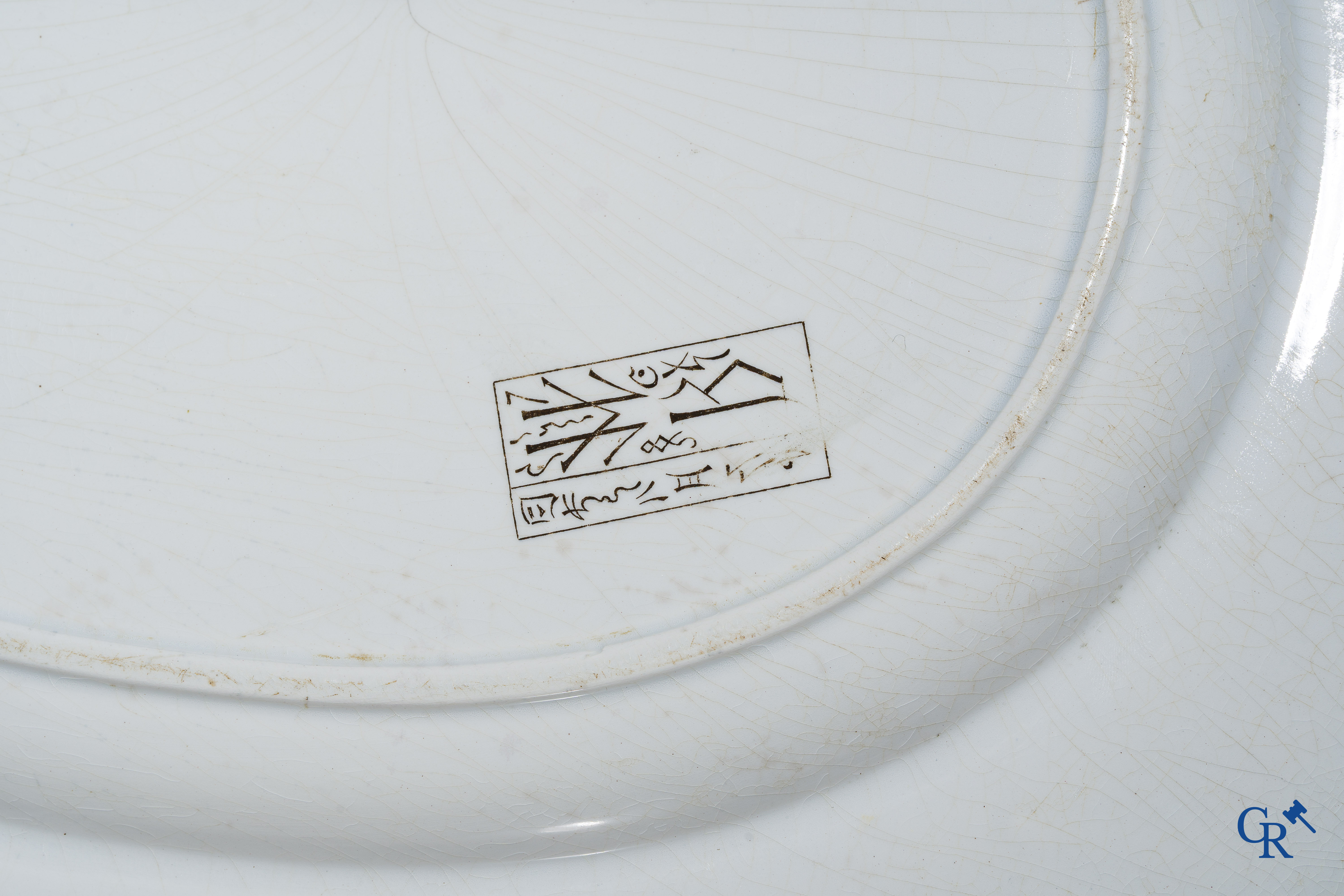 Jules Vieillard & Cie. Bordeaux. Grote schotel in faience met Japoniserend decor. Gemerkt.