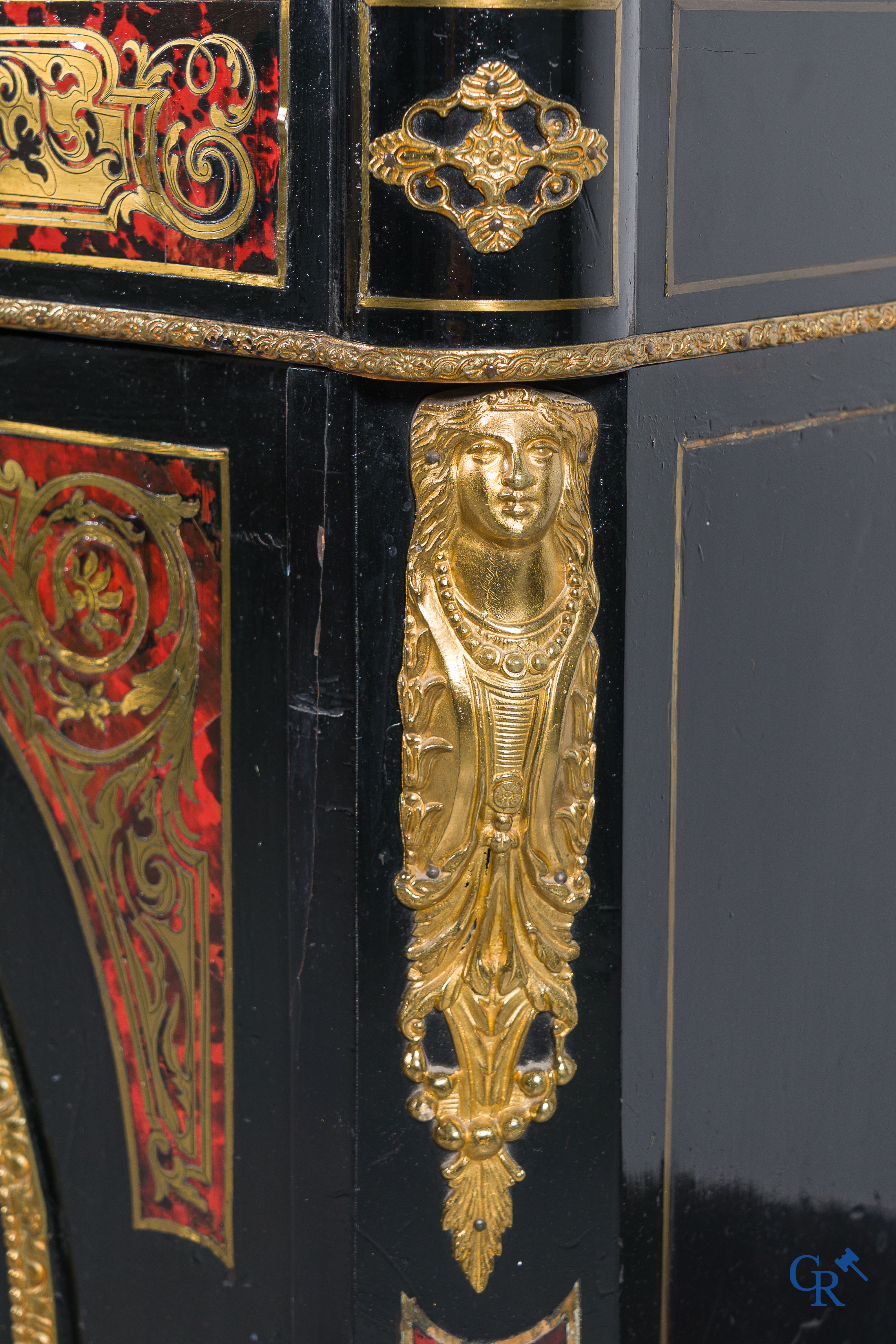 Kavel bestaande uit een Boulle-stijl kast, een vergulde LXVI-stijl geuridon en een paar grote bronzen applieken.