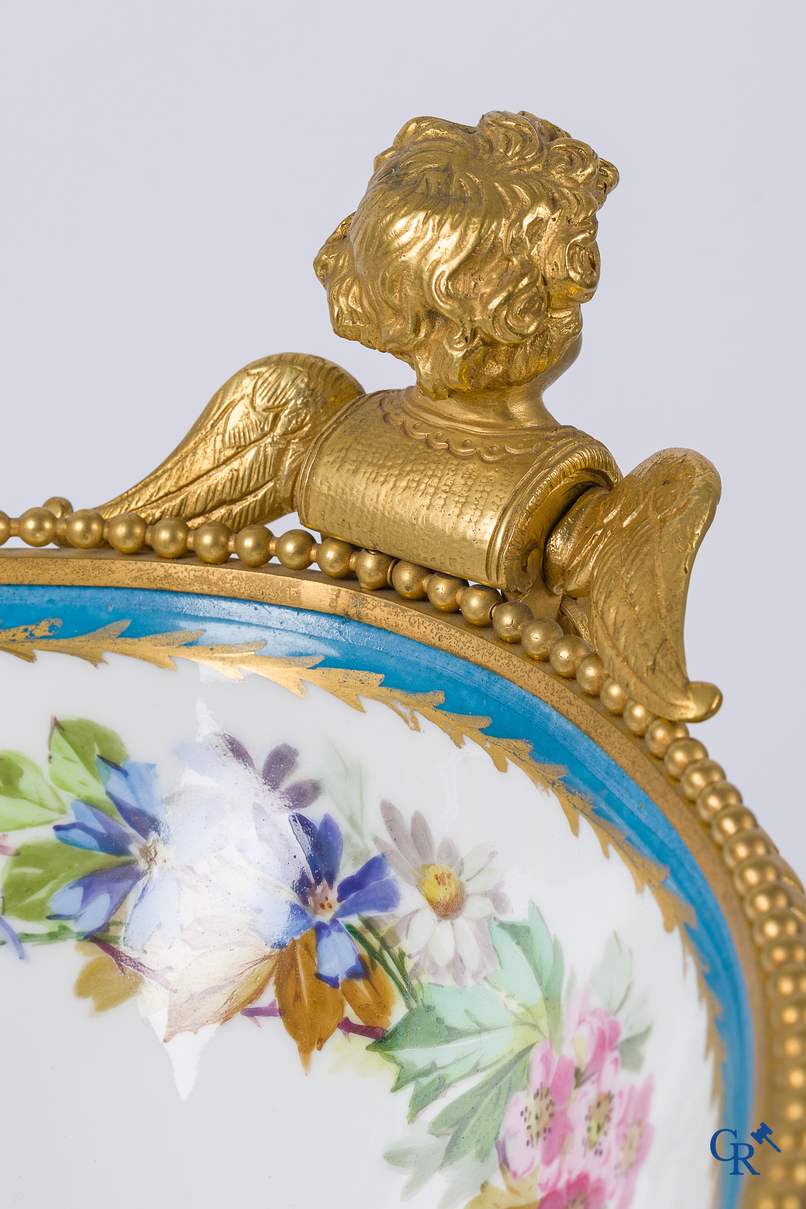 Sèvres. Imposante milieu de table in Sèvres porselein met vergulde bronzen monturen. LXVI-stijl, circa 1900.