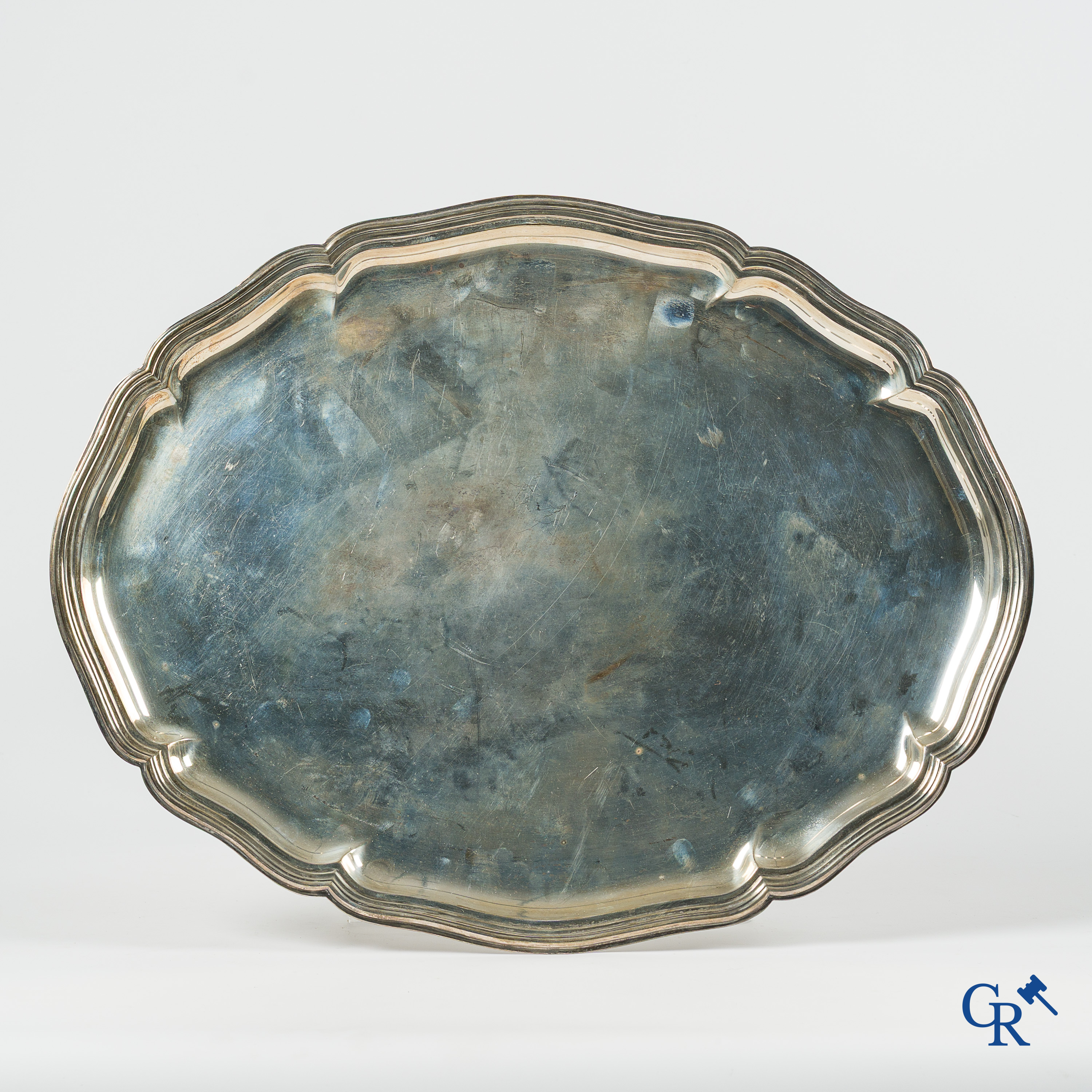 Zilver. Grote gelobde serveer schotel in zilver 800°/00.