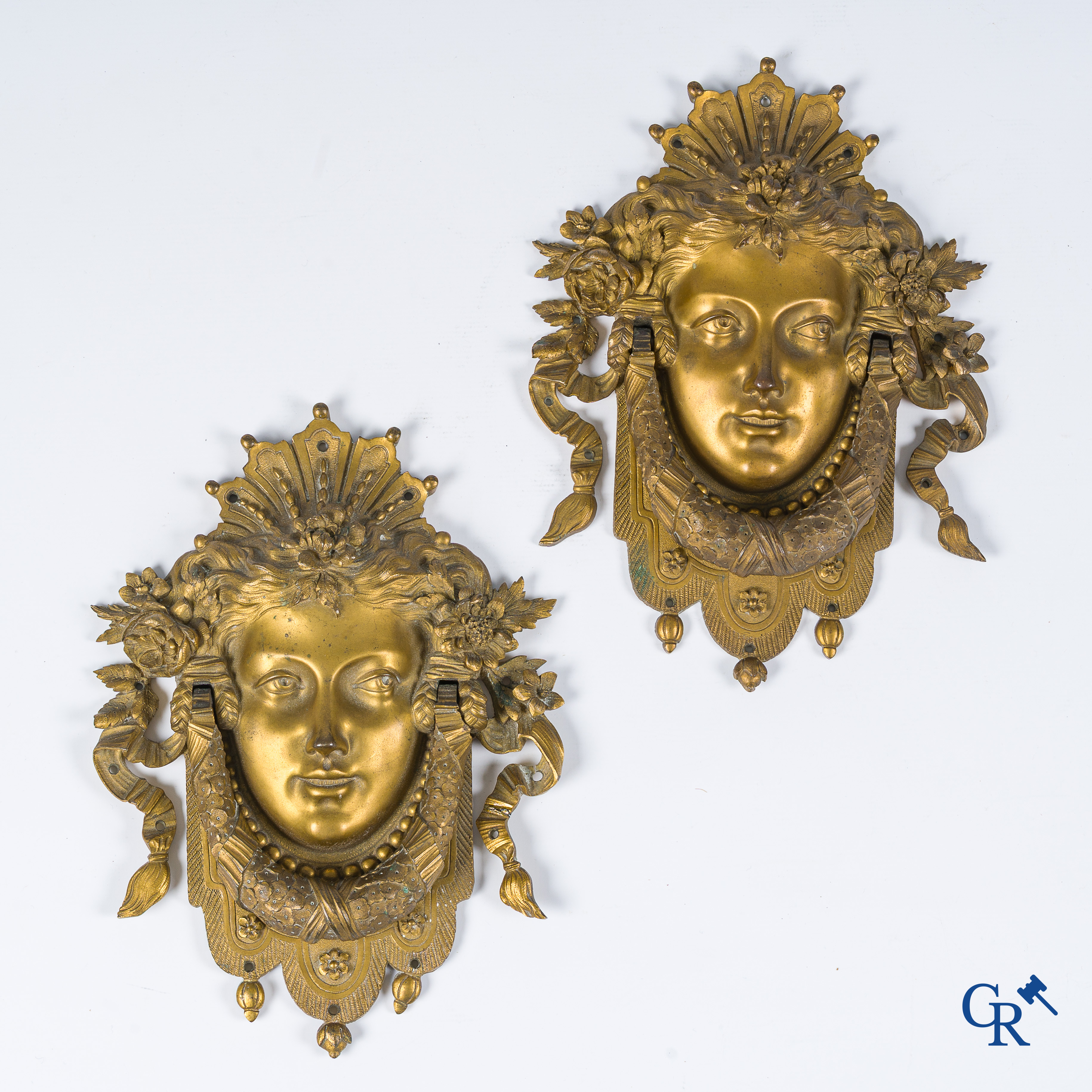 Uitzonderlijk paar fijn geciseleerde en vergulde bronzen ornamenten. LXVI-Stijl. Circa 1880.
