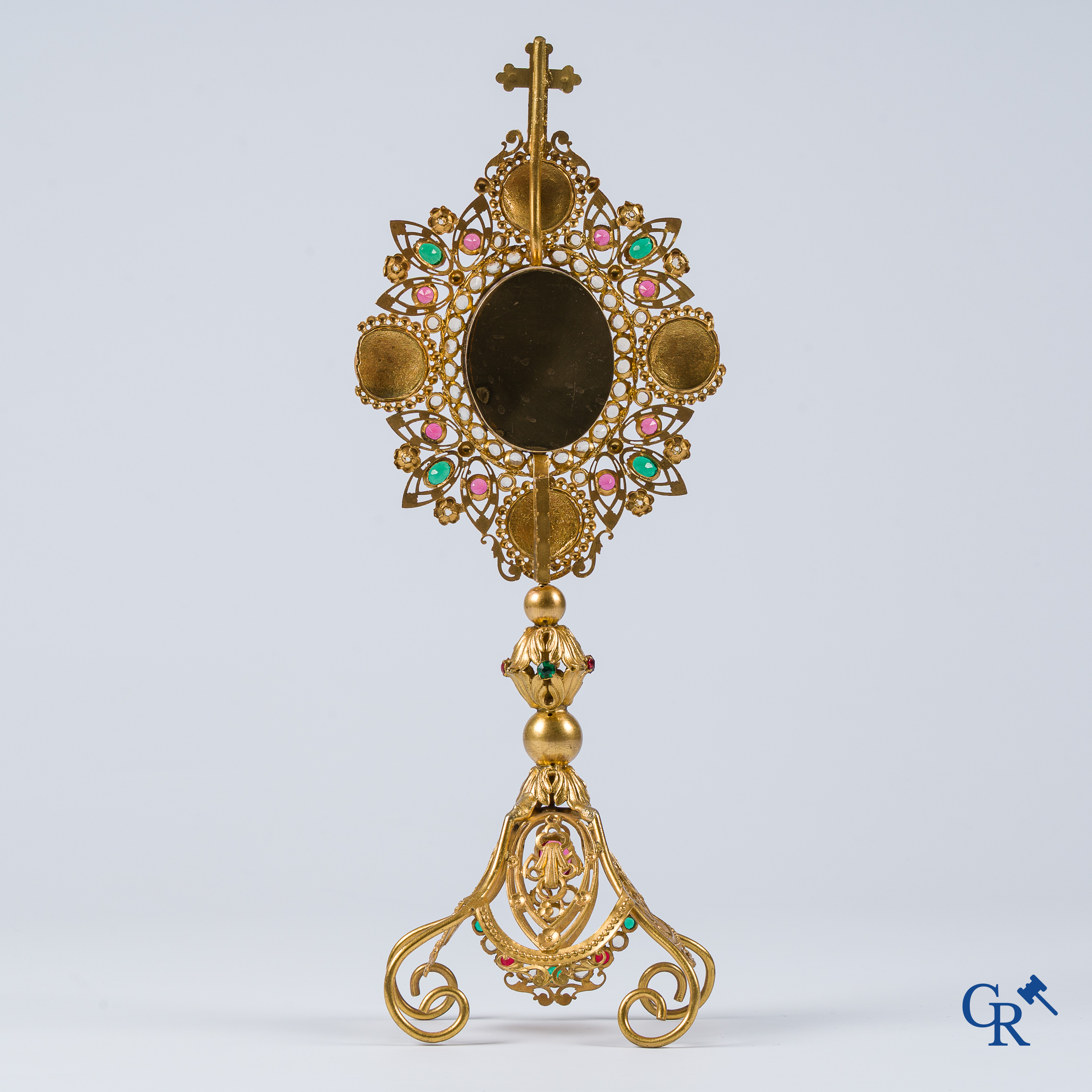 Religieuze objecten. Reliekhouder in messing en Champlevé emaille met een reliek ingewerkt in een zilver kruis.