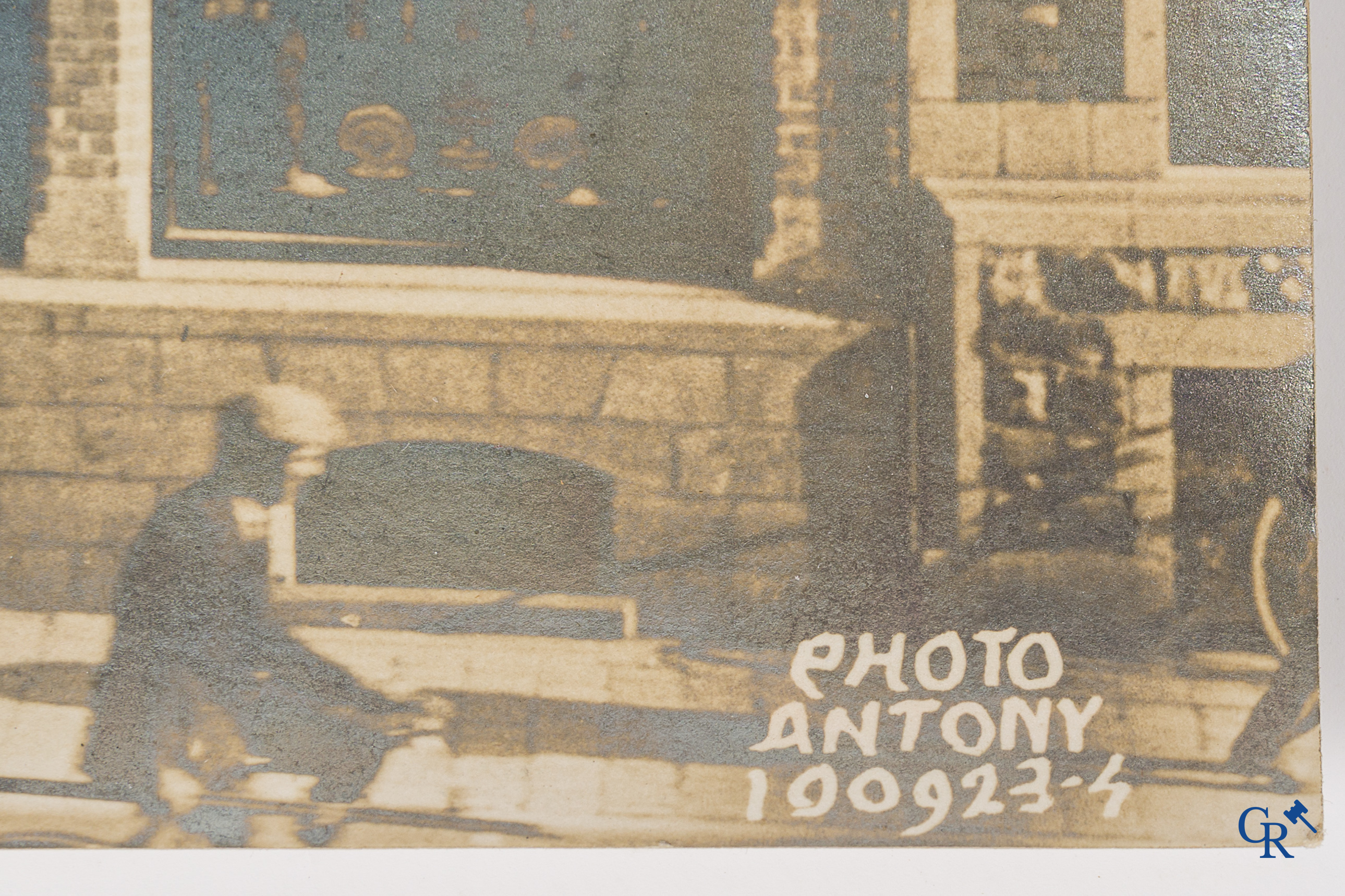 Fotografie. Maurice Antony (Ieper 1883 - Oostende 1963) Interessante foto van het huis van de familie Antony te Ieper.