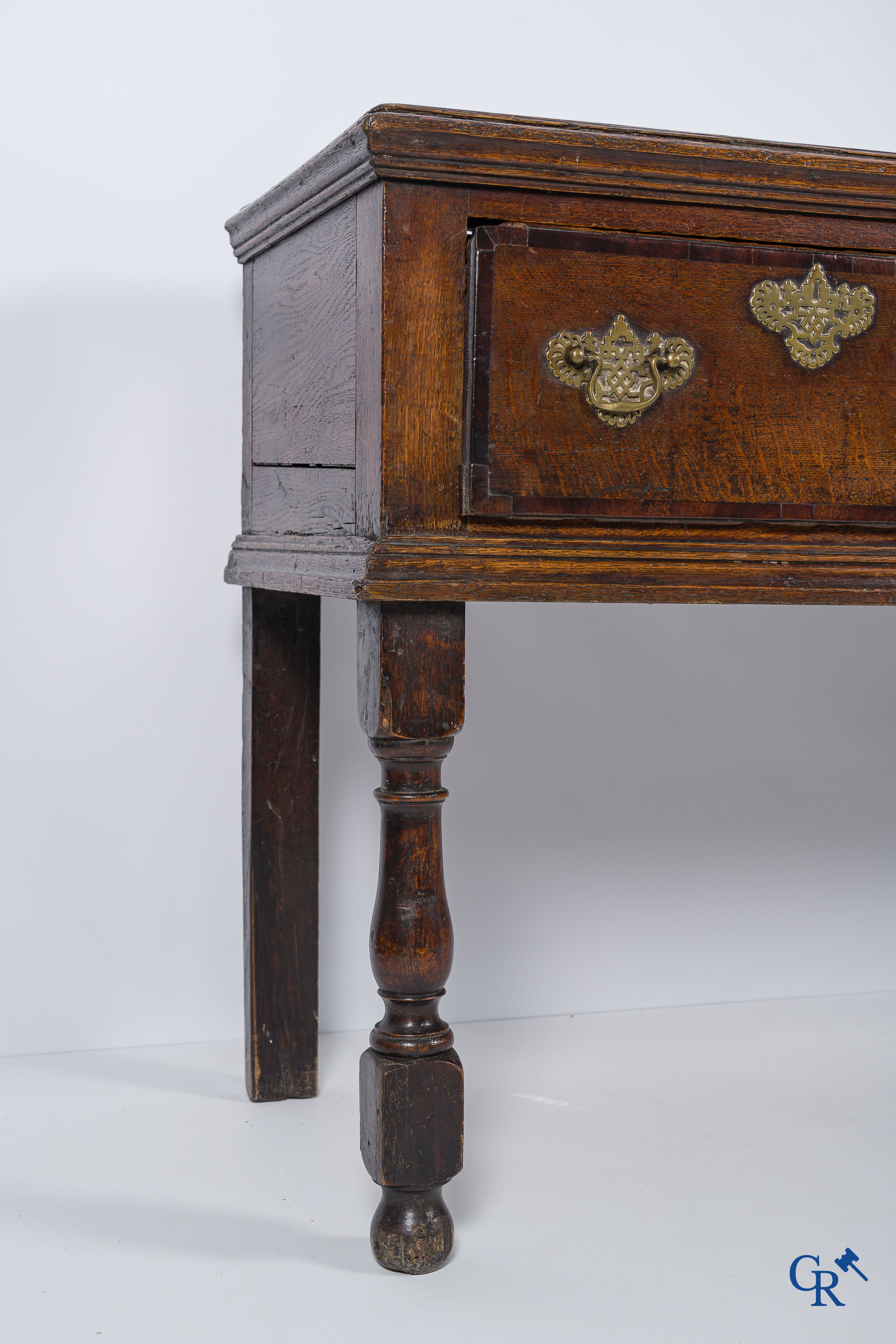 Meubilair. Antieke Engelse eiken dressoir of sideboard met 3 laden. Engeland, circa 1740.