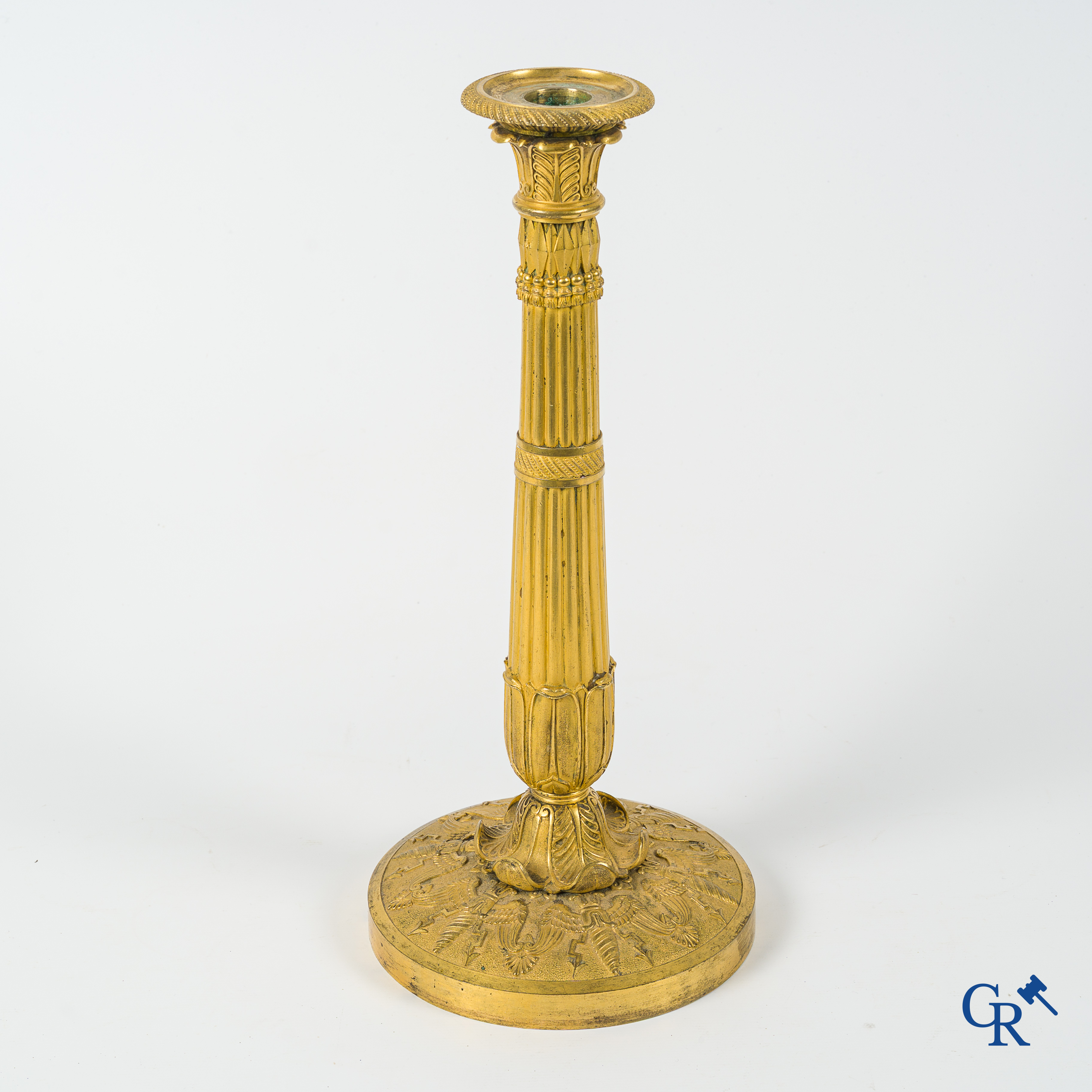 Empire tijdperk. Uitzonderlijke en grote kandelaar in fijn geciseleerd en verguld brons. Frankrijk, circa 1810.