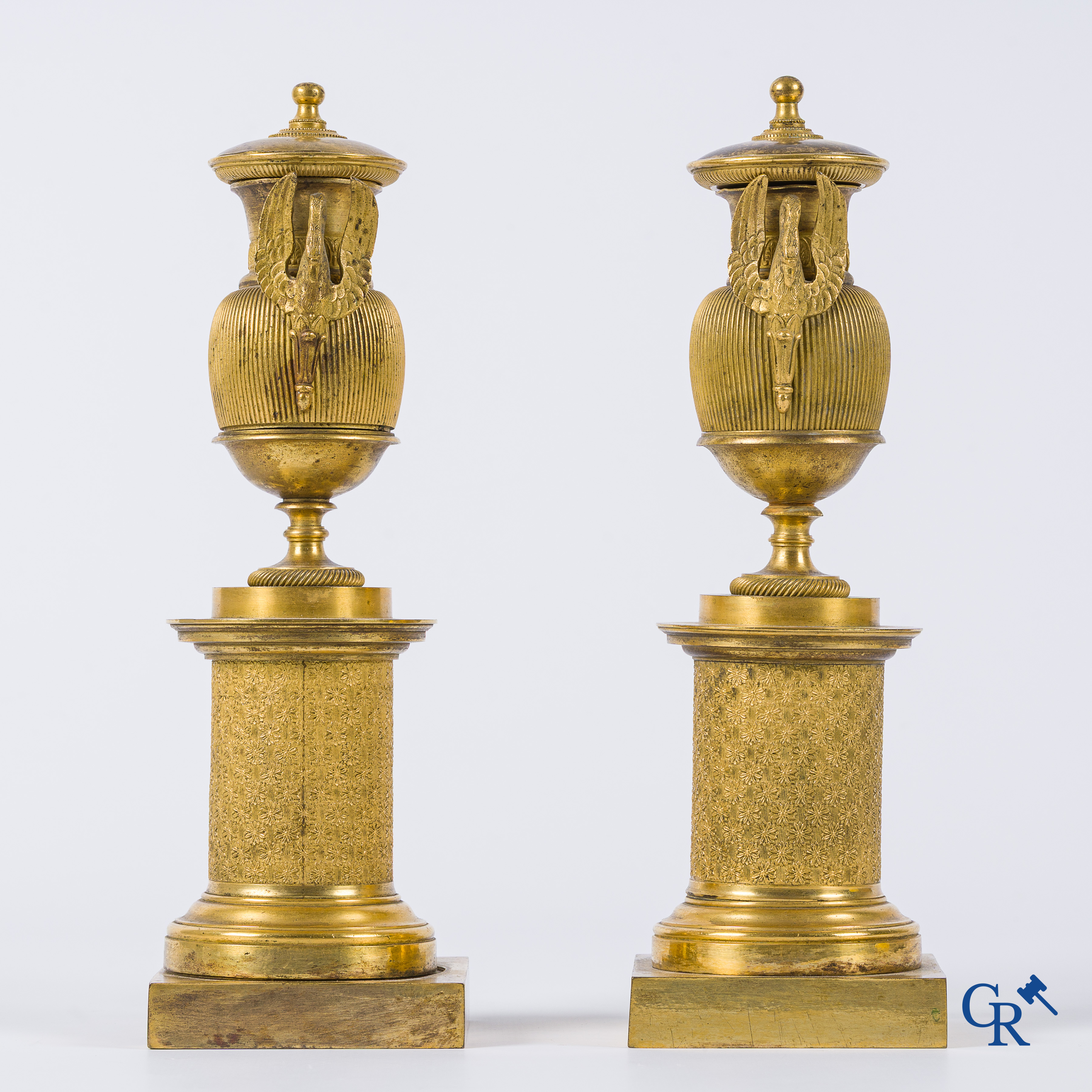 Empire. Paar fijn geciseleerde en vergulde bronzen cassolettes die kandelaars vormen. Empire tijdperk, circa 1810.