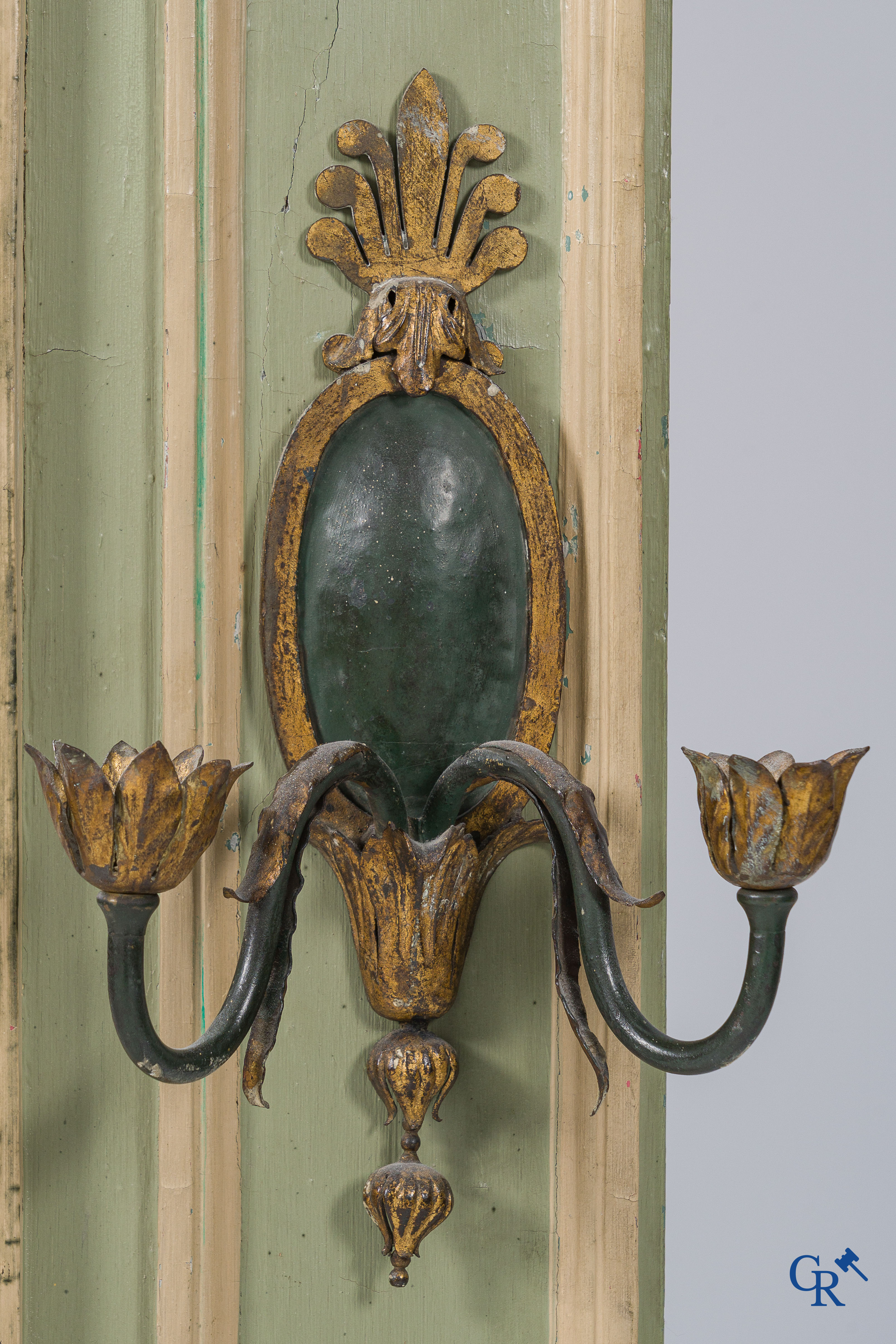 Een decoratieve groen- en wit gepatineerde houten schouwspiegel. Frankrijk, eind 18e eeuw.