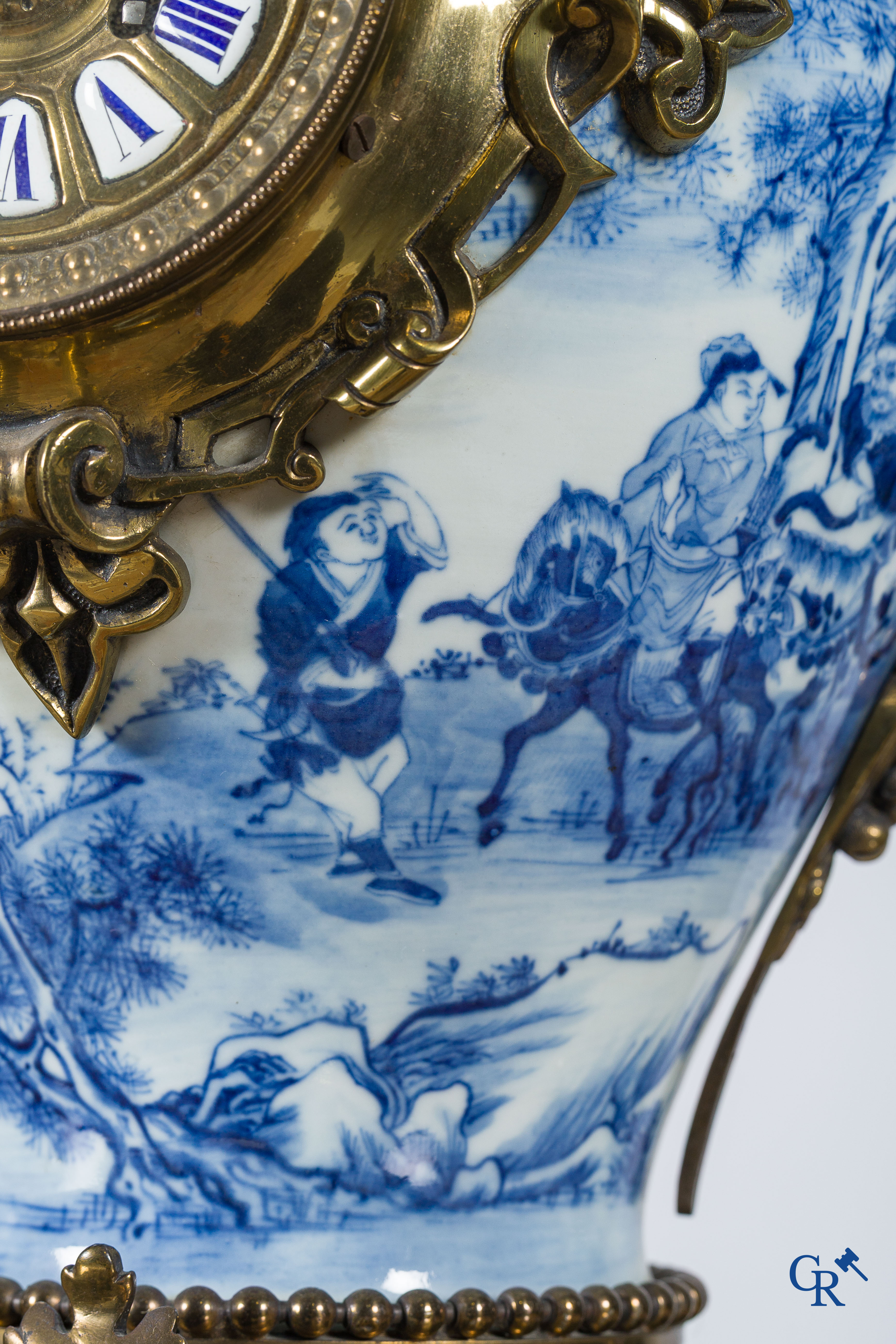 Aziatica. Chinees porselein. Imposante 5-delige schouwgarnituur in Chinees blauw wit porselein en brons.