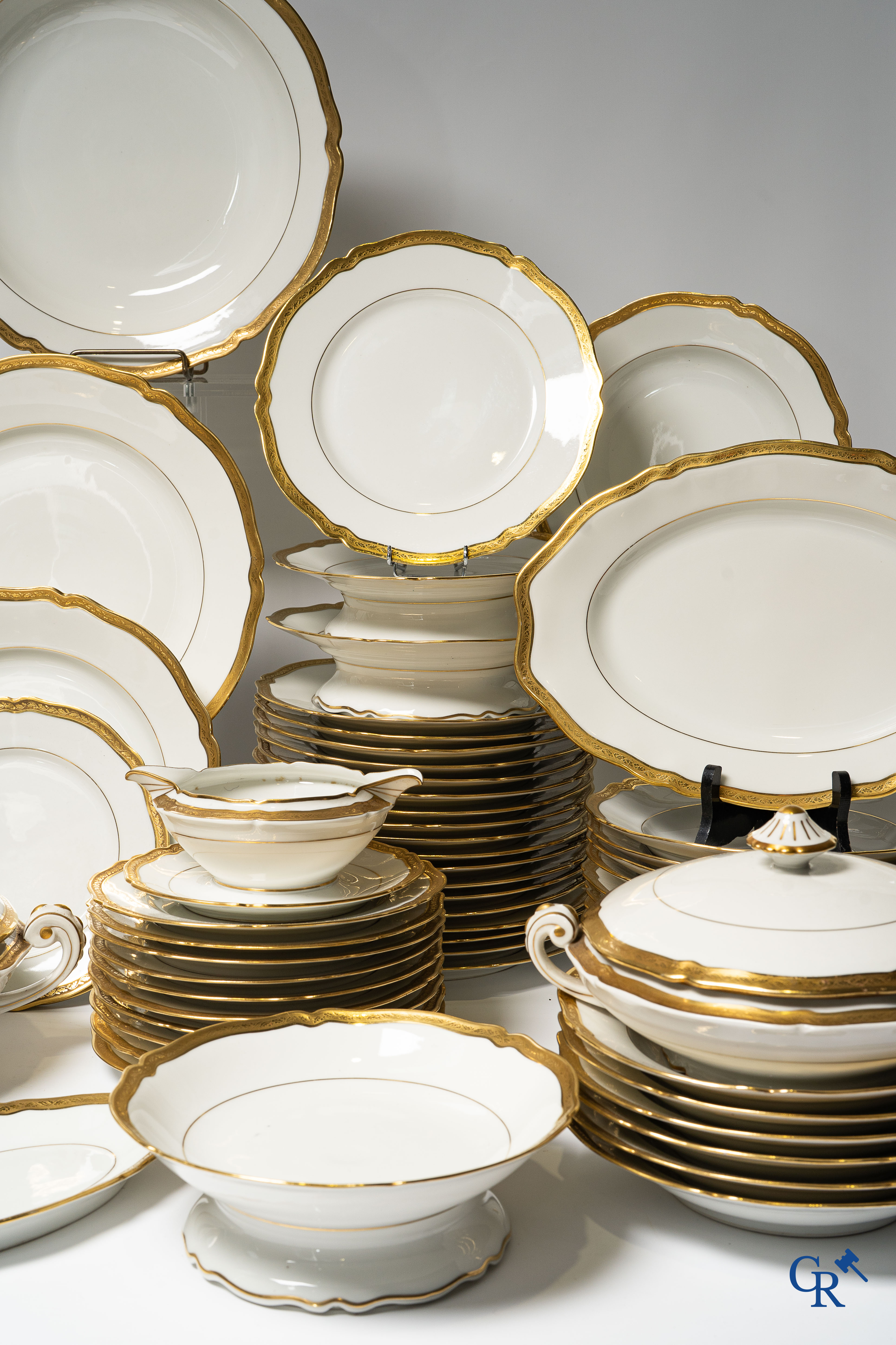 Limoges France Unique. Uitgebreid eetservies in wit porselein met verhoogde vergulding. Ong. 85 stuks.