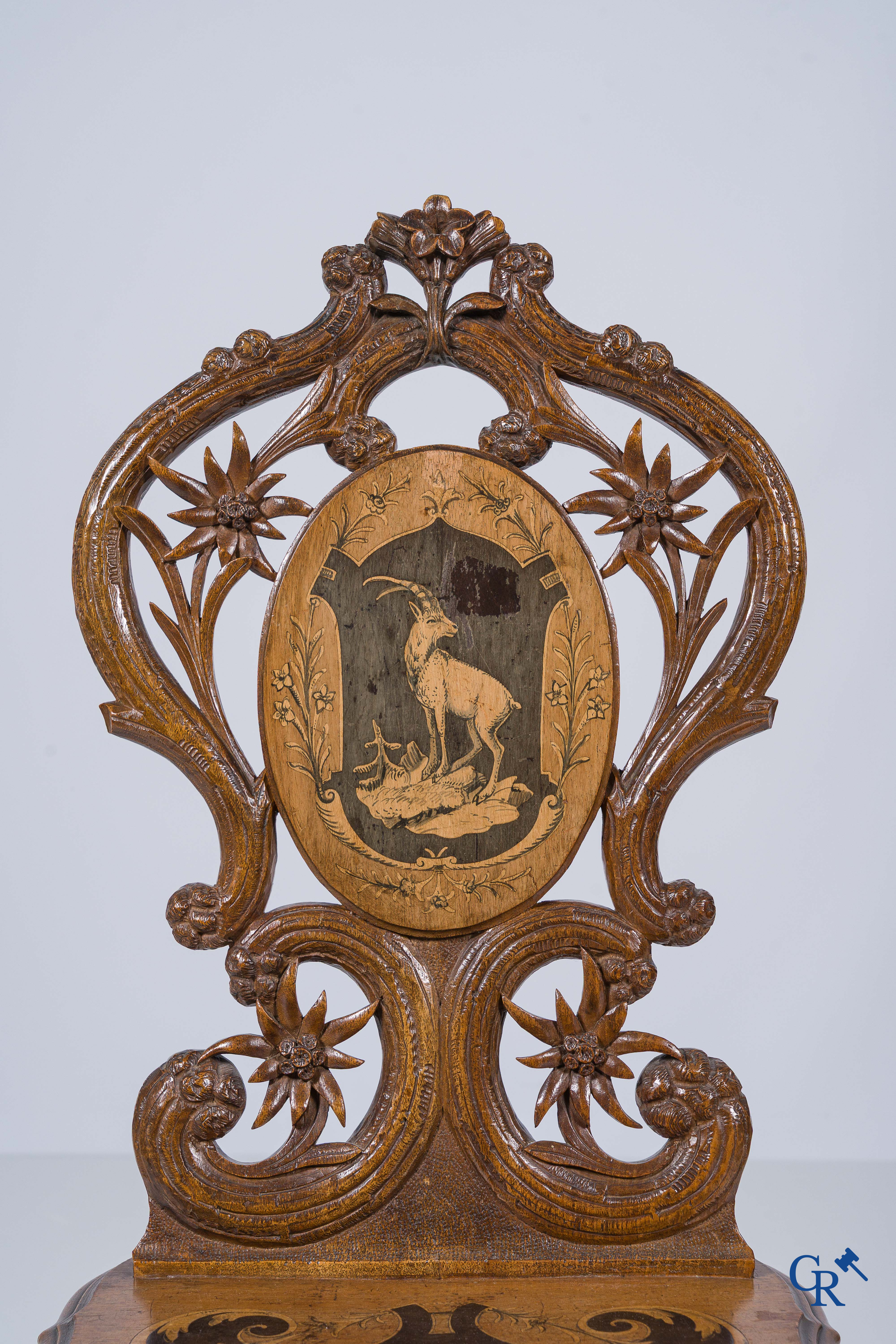 Black forest. Stoel met muziekdoos in gesculpteerd lindenhout met marqueterie. Zwarte Woud regio, circa 1880